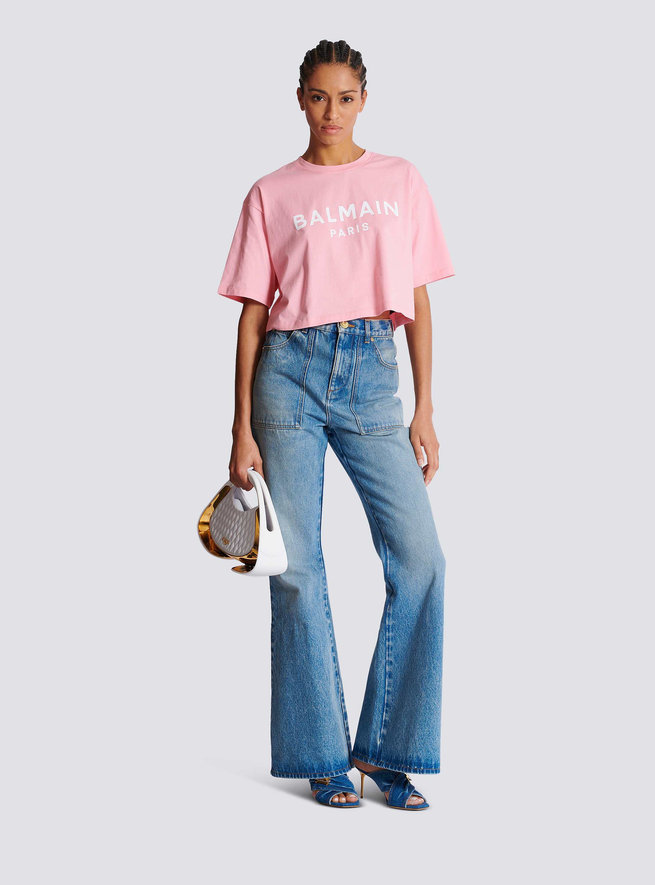 Tシャツ・カットソー BALMAIN BALMAIN PRINTED CROPPED T-SHIRT (BF1EE020BB02 OHV) T-shirt with Balmain Paris print - Women | BALMAIN