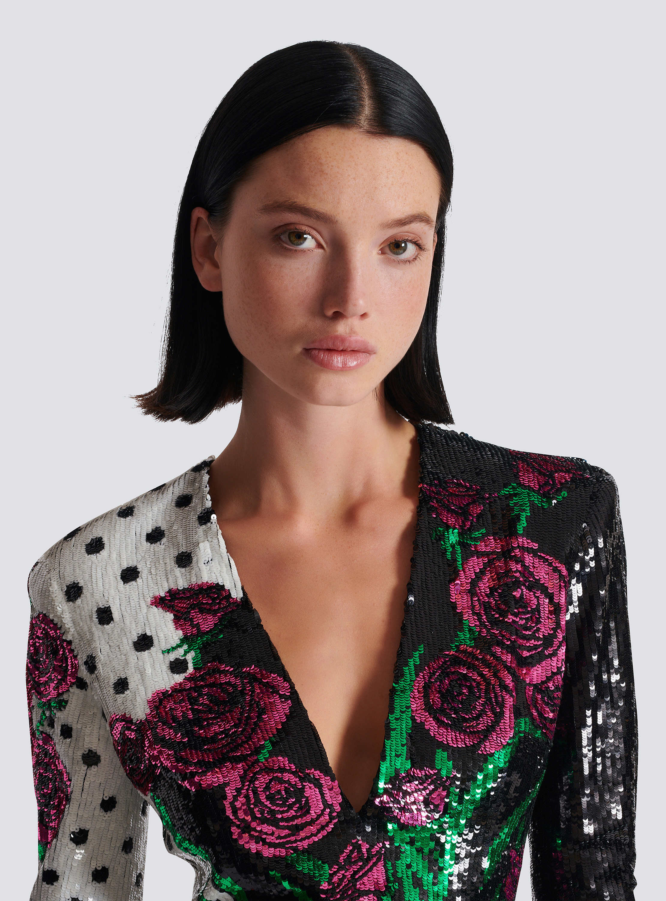 Kurzes Kleid mit Rosen- und Polka Dots-Print