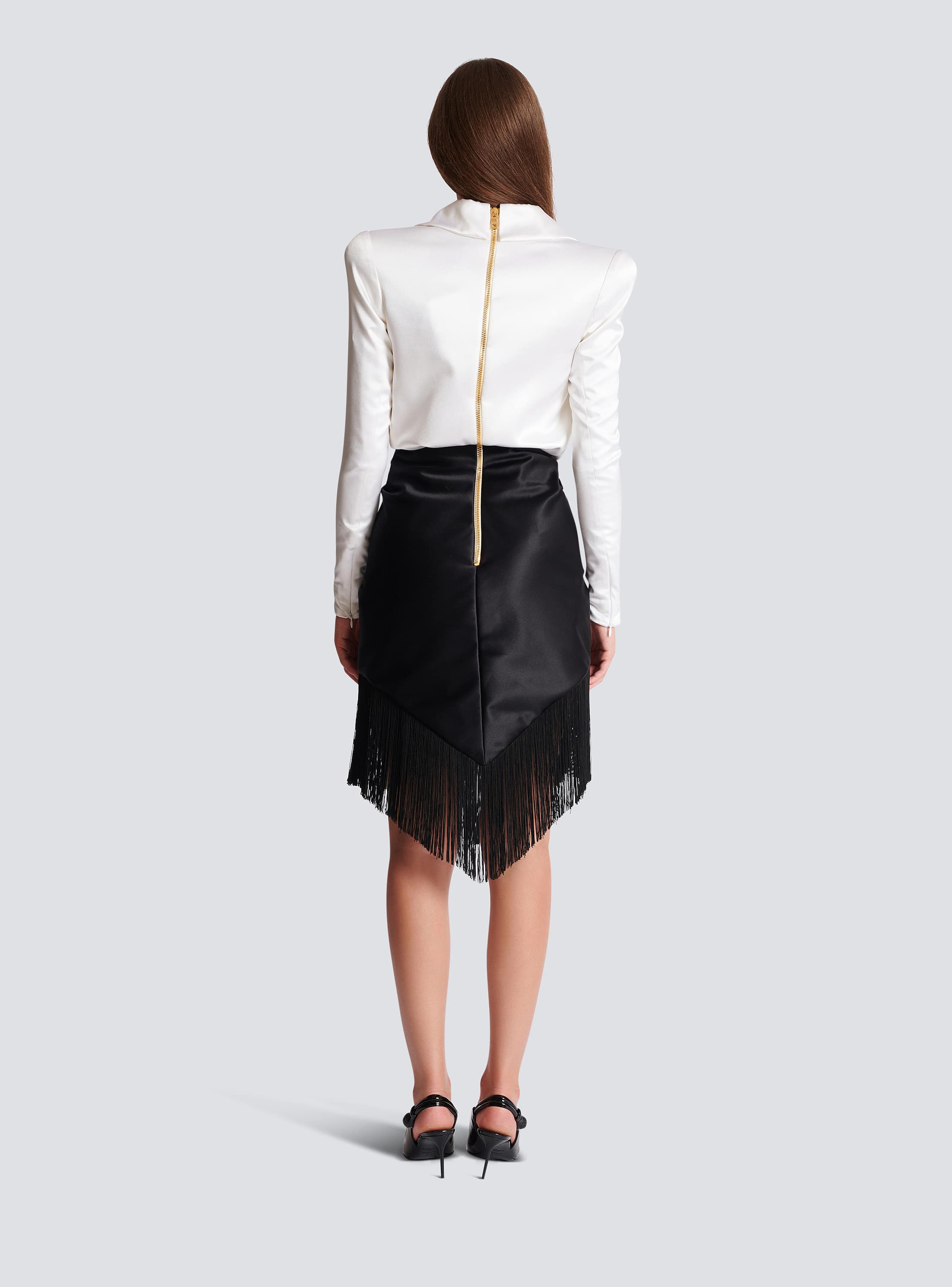 Robe de tailleur en satin drap&eacute; et frang&eacute;