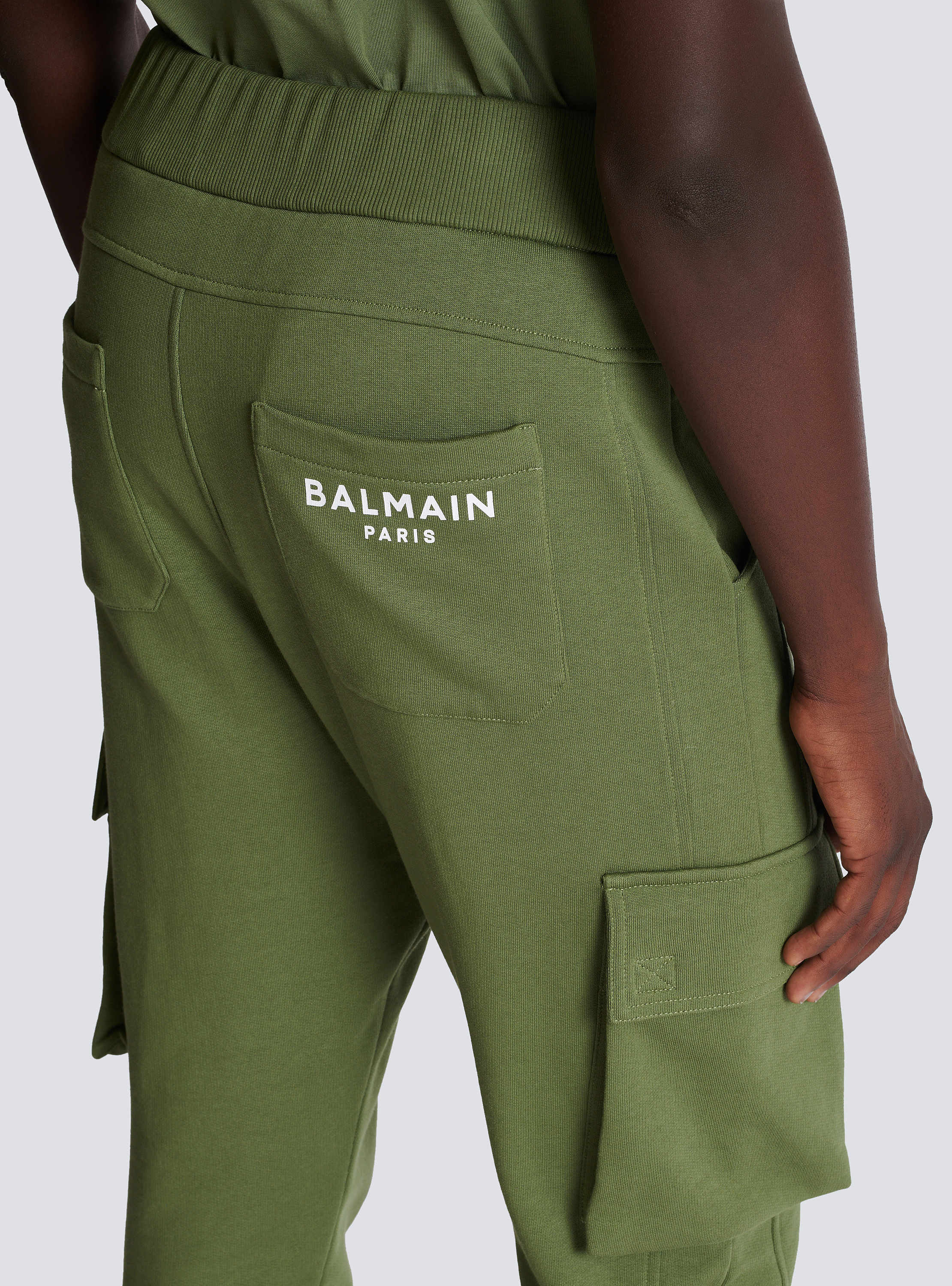 商品画像：Balmain Parisプリント カーゴ ジョガーパンツ - Men | BALMAIN 1