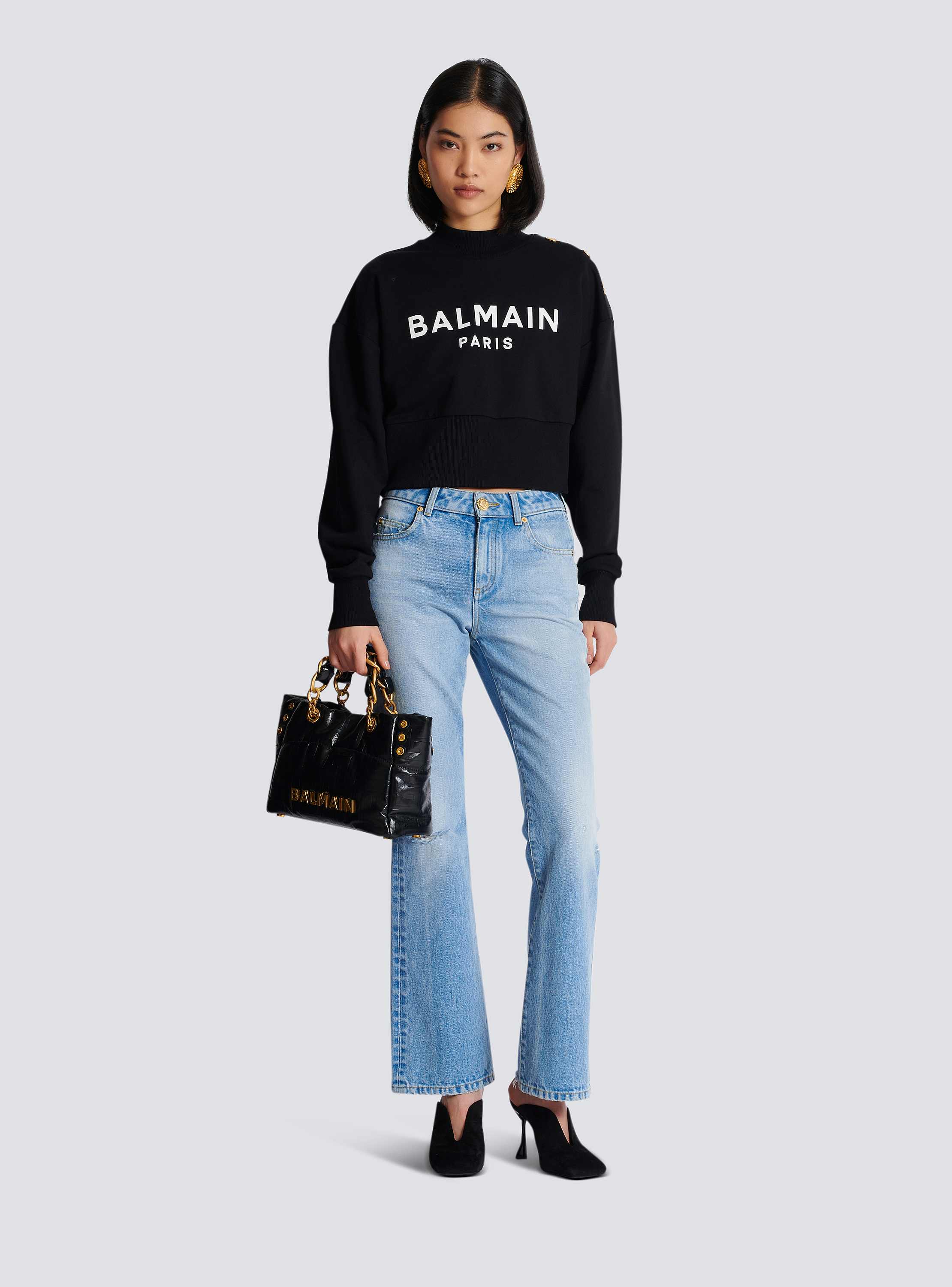 国内発 BALMAIN ロゴブラックコットンポケット長袖フーディー Cropped sweatshirt with Balmain Paris print - Women | BALMAIN