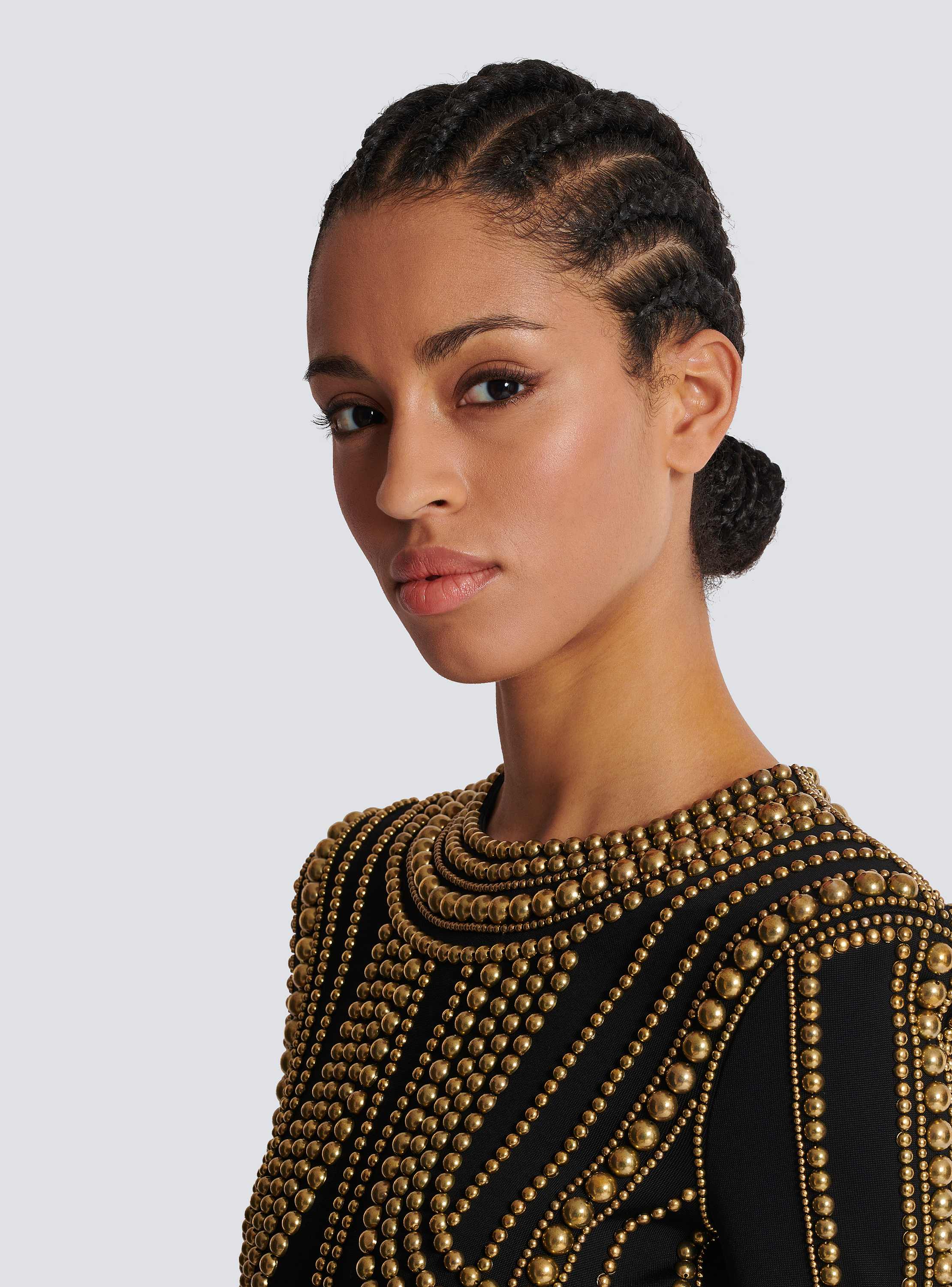 Kurzes Kleid mit Perlenstickerei