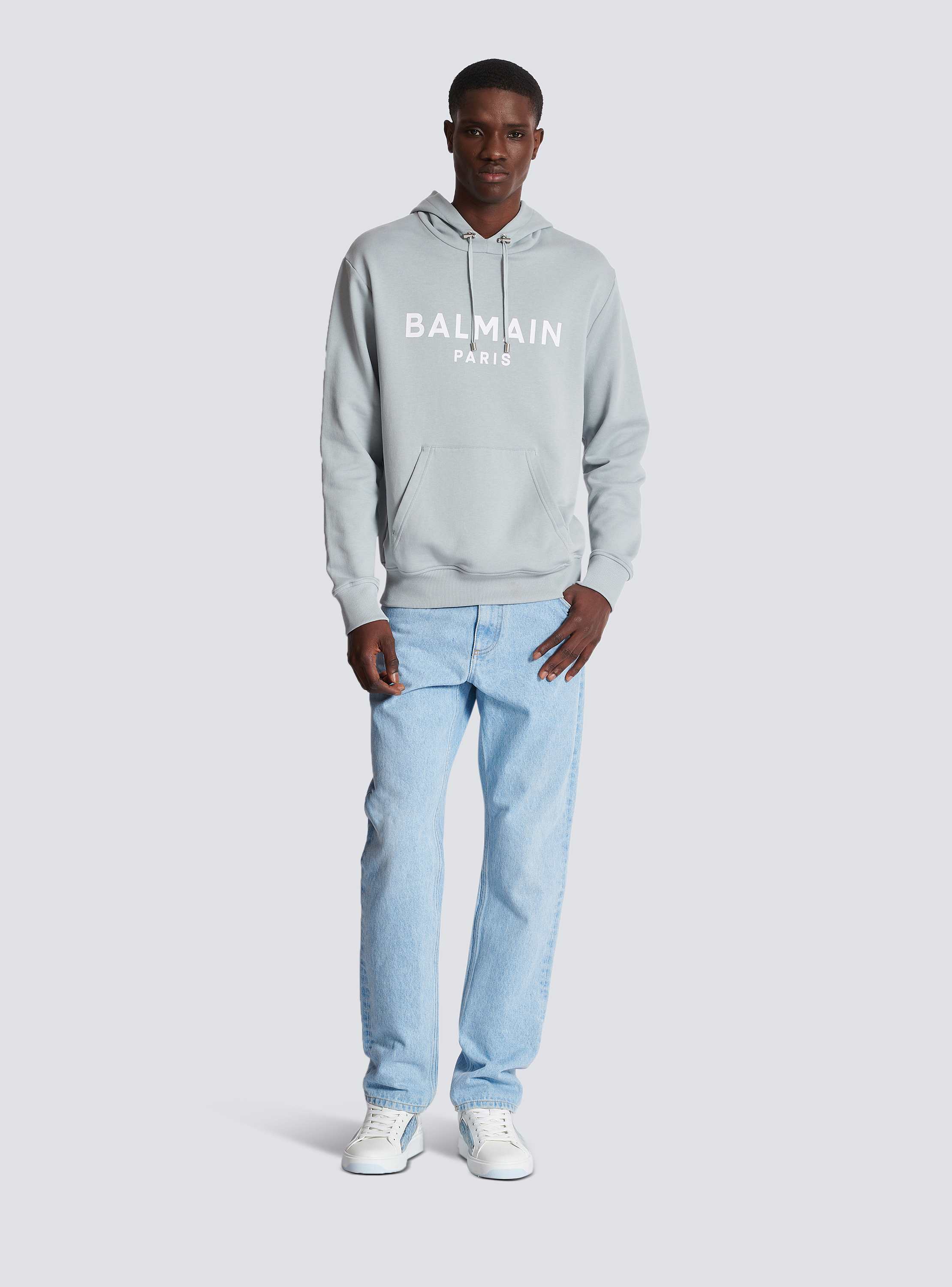 24AW◆BALMAIN◆Balmain Paris プリント フーディー ブルー Printed Balmain Paris hoodie - Men | BALMAIN