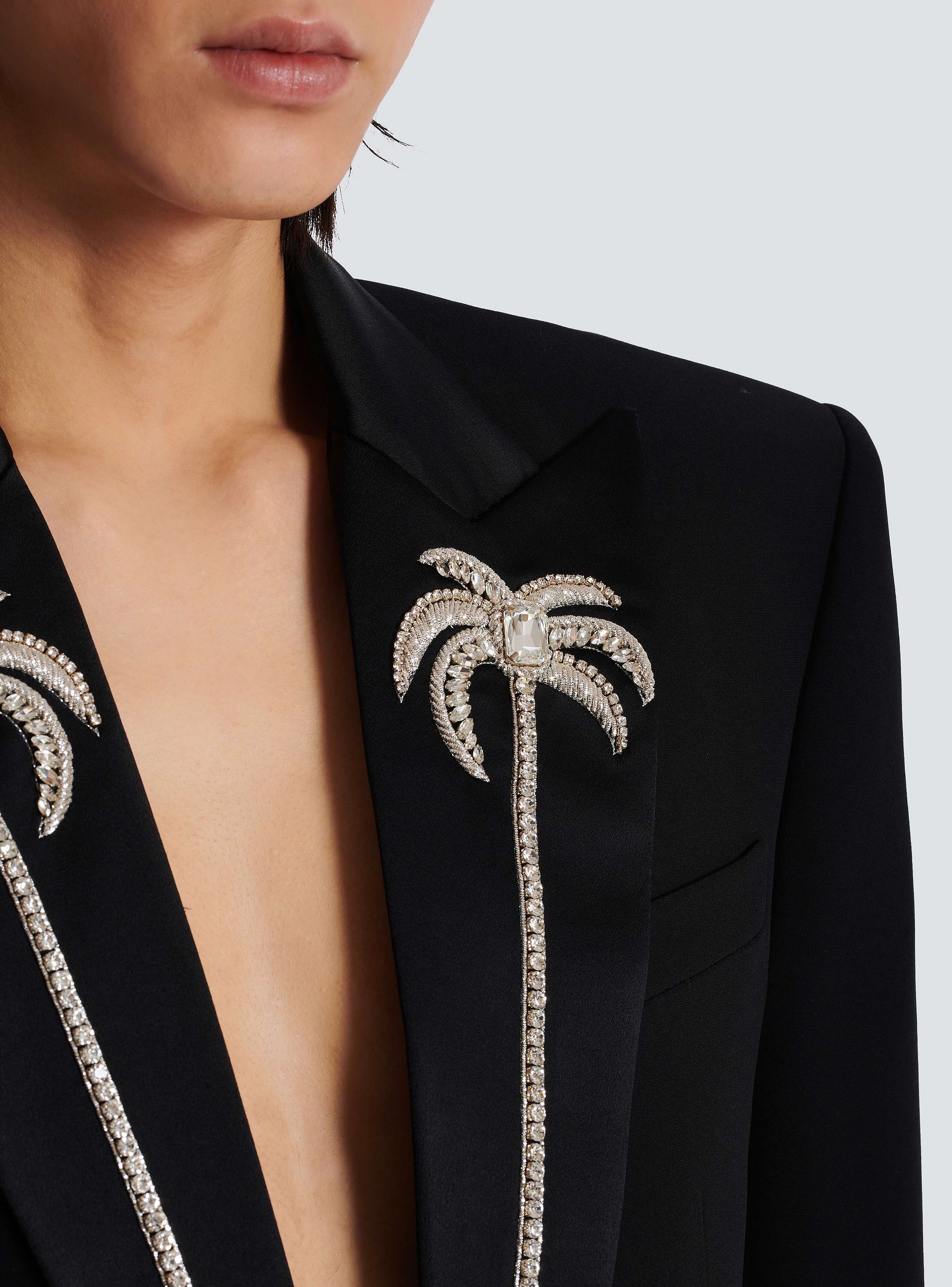 1-button jacket with embroidered palm tree collar