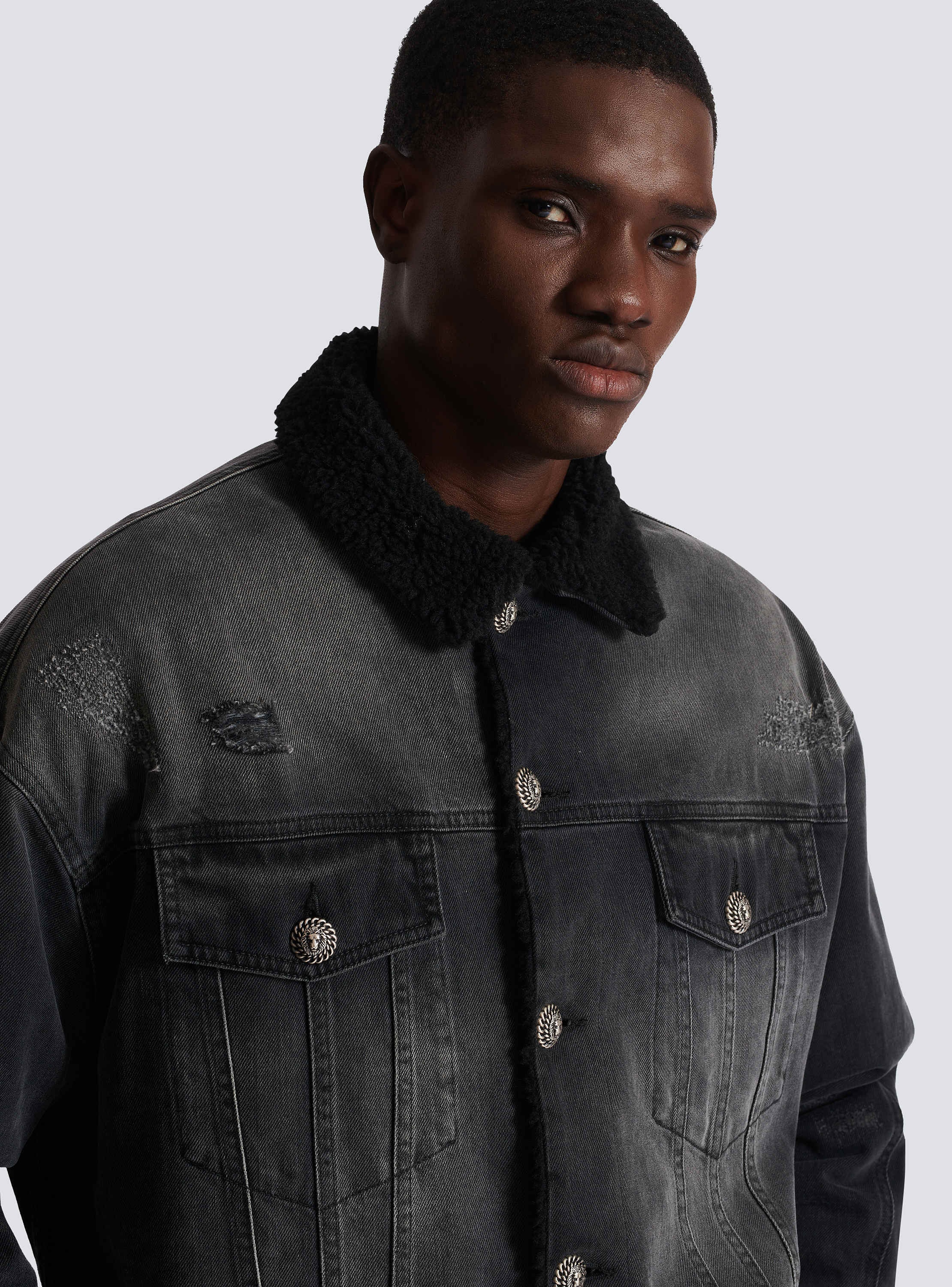 BALMAIN ハイウエストホタンティテルトラウサ DF0PQ000VB00 6BO ウォッシュドデニム ジャケット - Men | BALMAIN