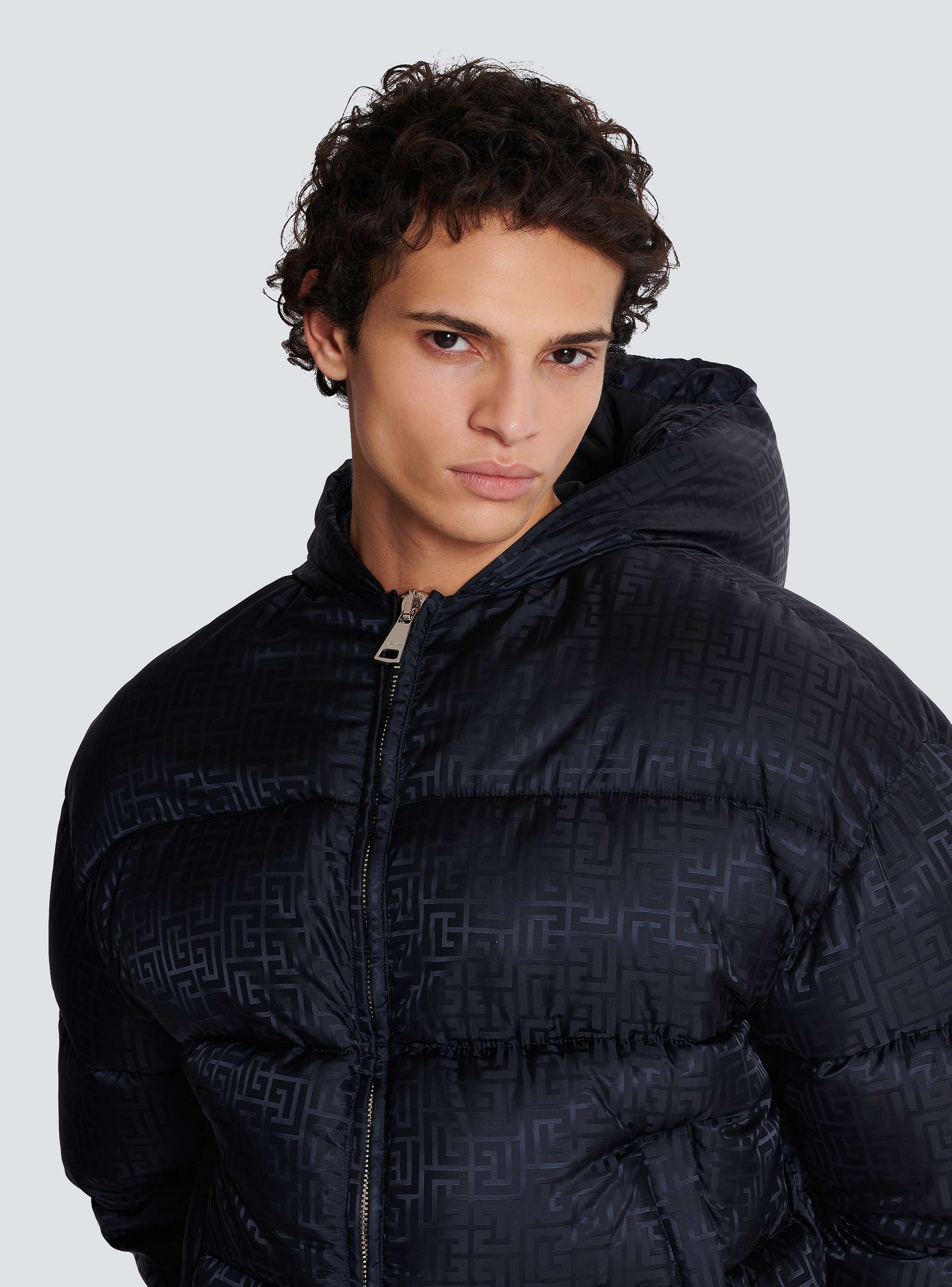 商品画像：極美品✨️BALMAIN 黒 ダウンジャケット Lサイズ 総柄 ブルー 4
