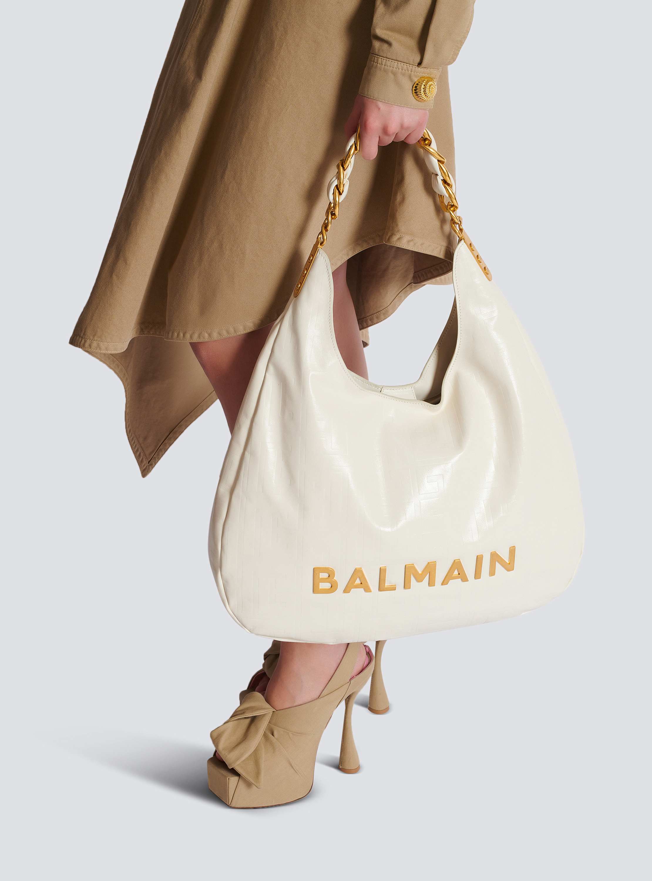 BALMAIN 1945 ソフトムンロコフラクテニムショルタハック 1945 Soft Hobo bag in embossed crinkled calfskin with a PB