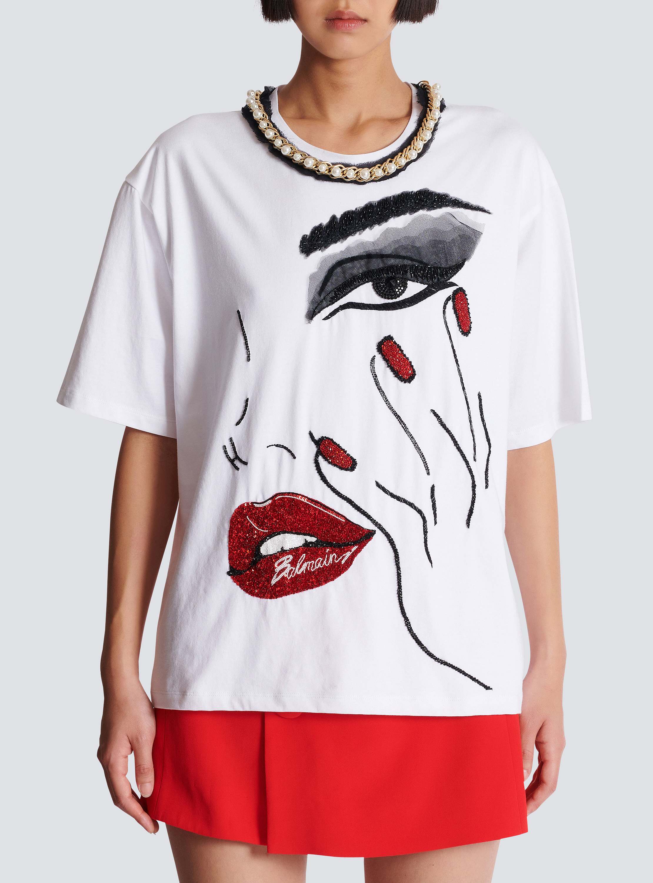 Pearls chains details partial face t-shirt