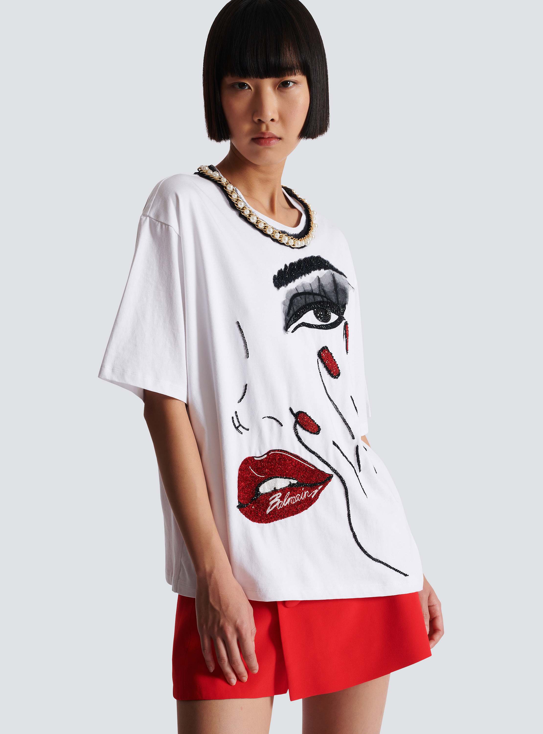 Pearls chains details partial face t-shirt