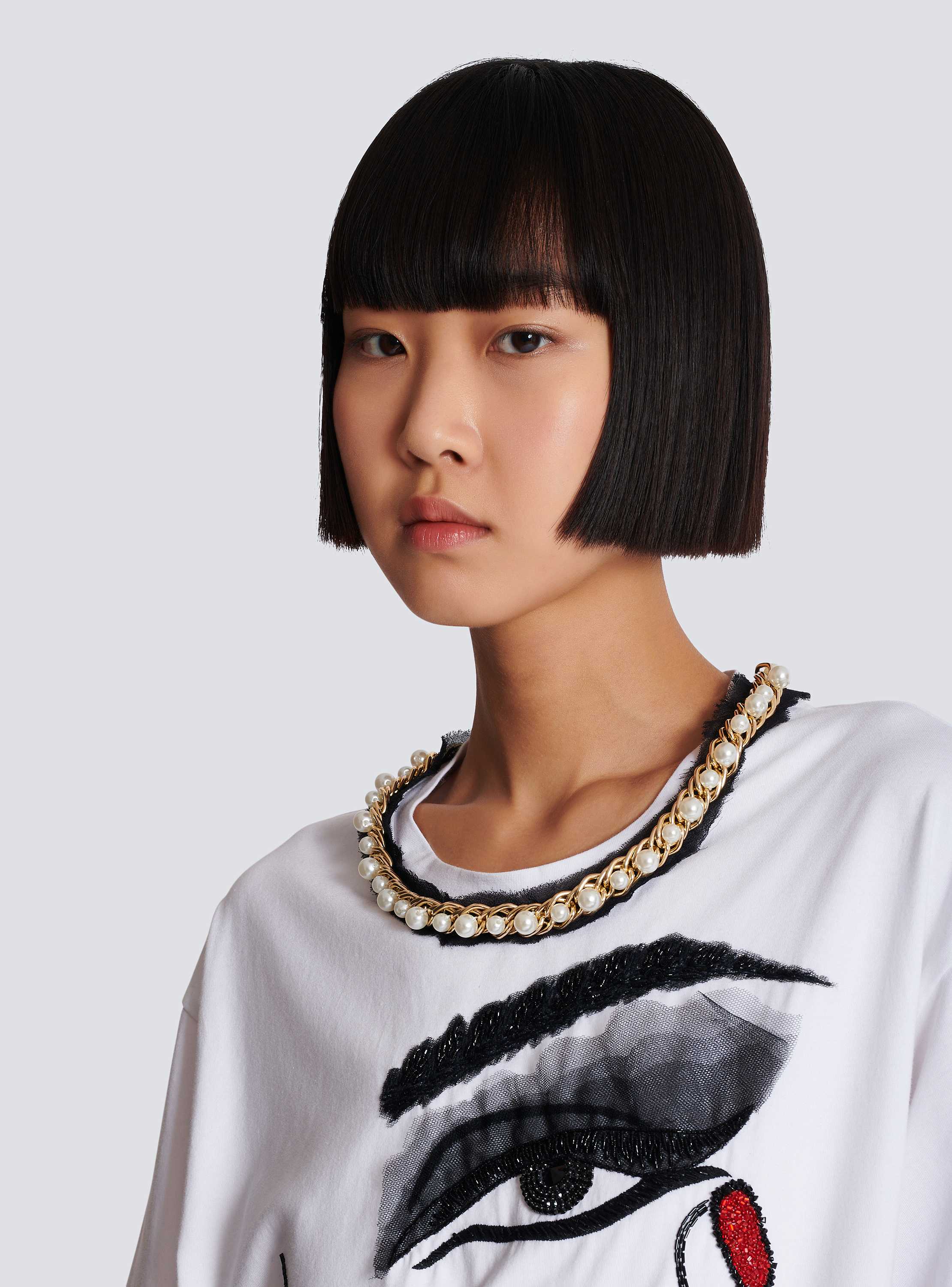 Pearls chains details partial face t-shirt