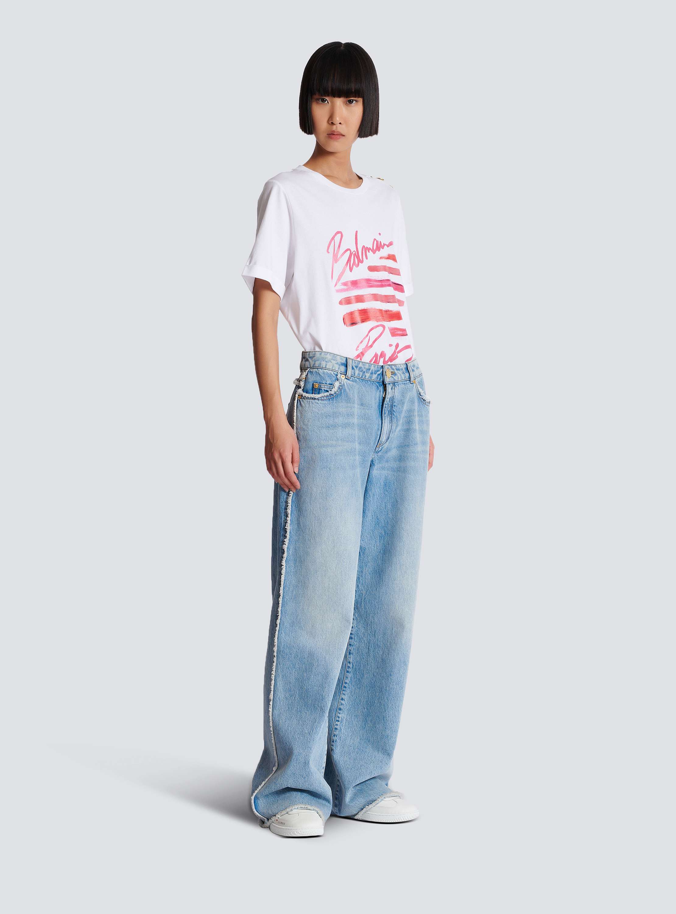 デニム・ジーパン BALMAIN Woman Jeans Blue CF1MJ120DE04 6FF Low-rise bootcut jeans in blue - Balmain | Mytheresa