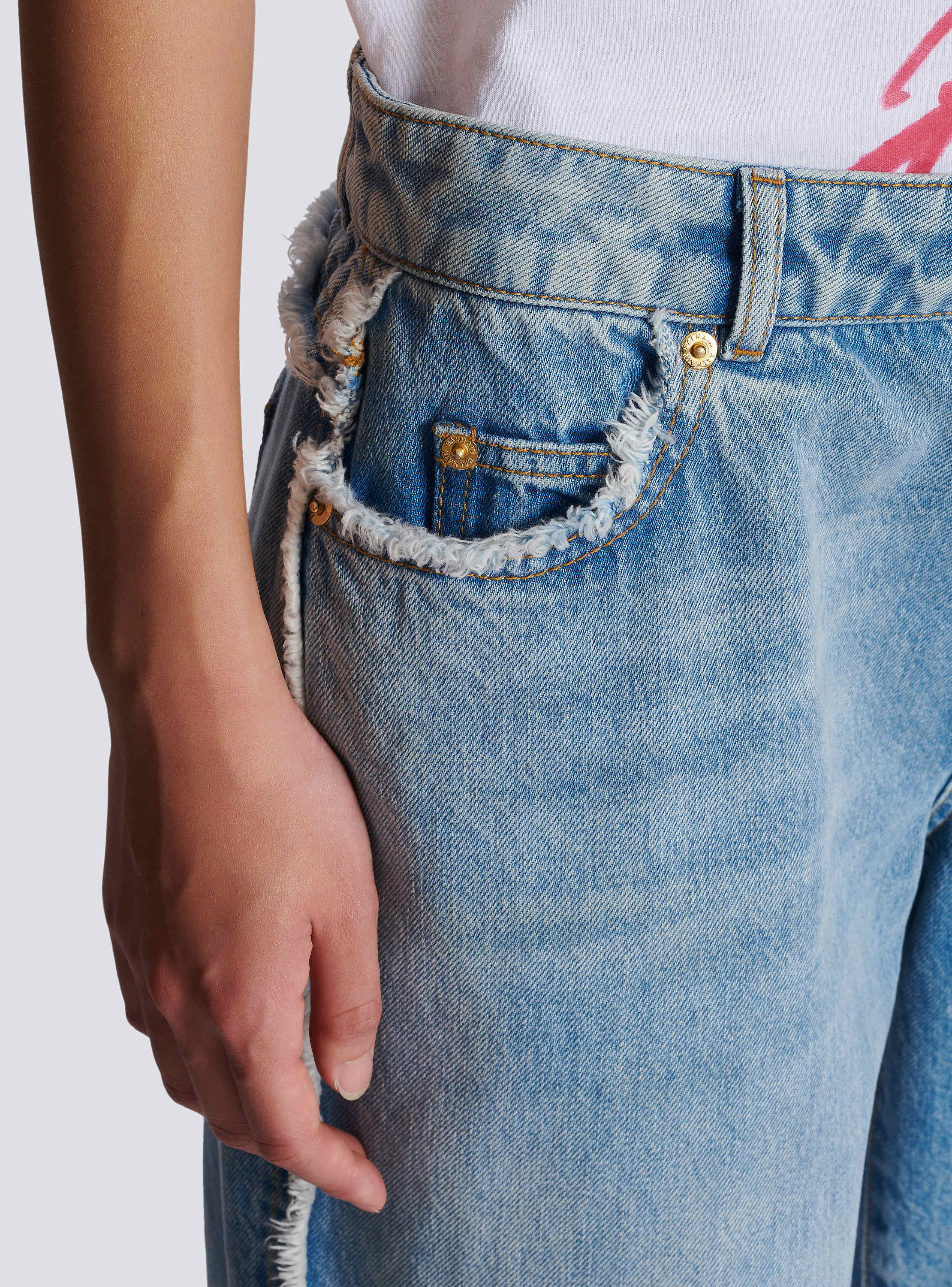 デニム・ジーパン BALMAIN Women Denim Pants 418748 EF0MG035DF75 BLUE Low-rise bootcut jeans in blue - Balmain | Mytheresa