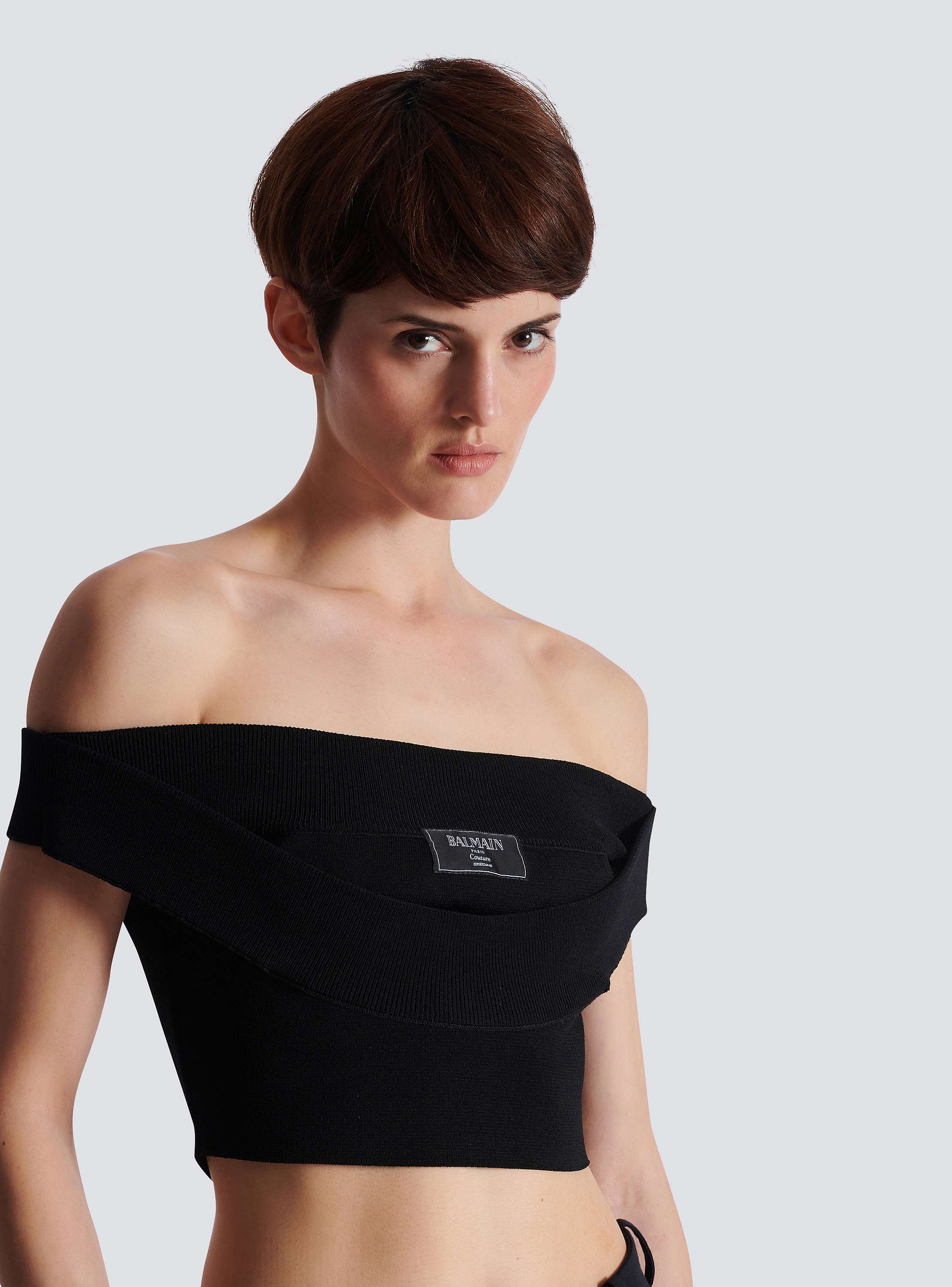 Two-tone knit cropped top with double neckline 