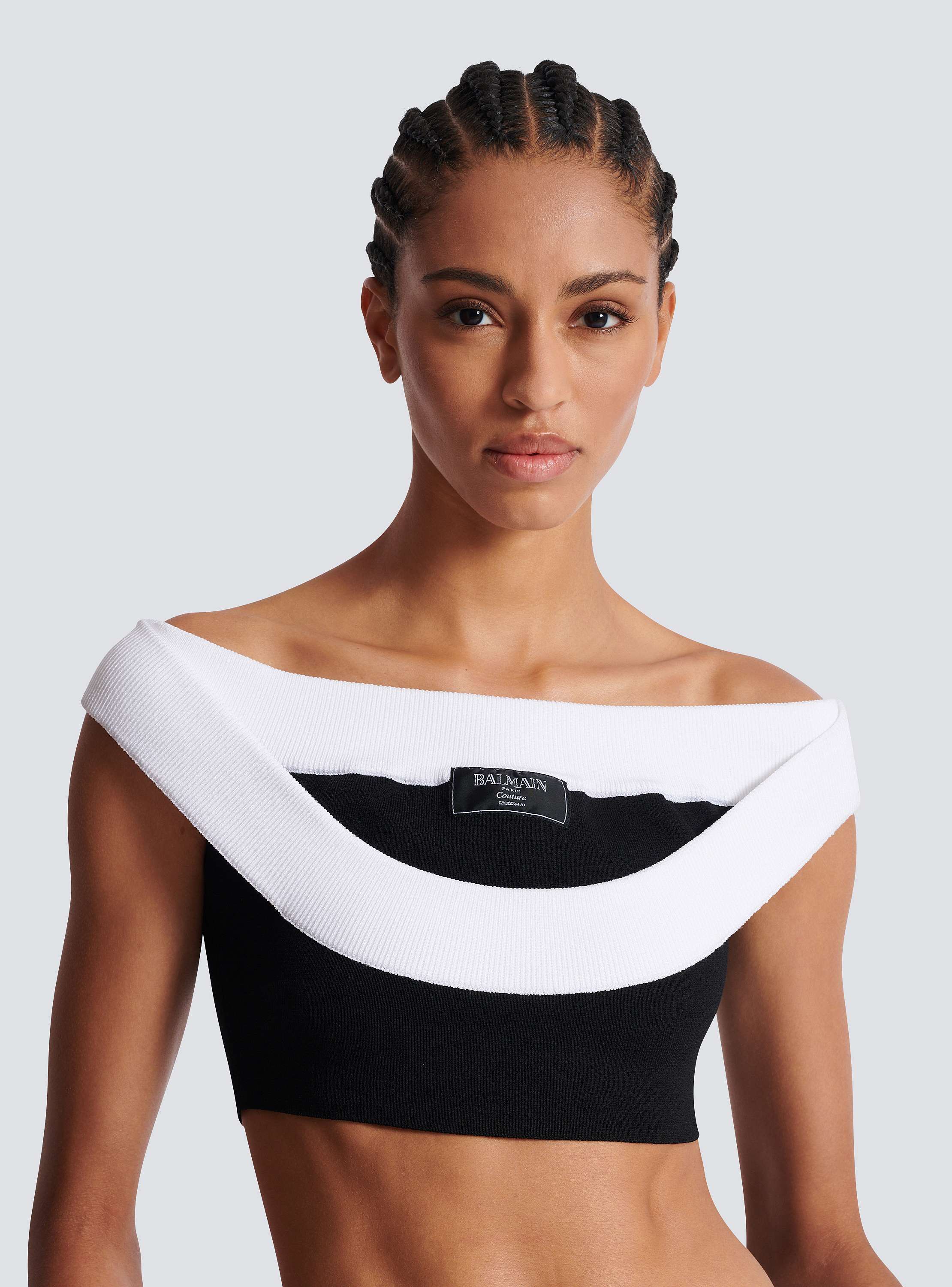 Two-tone knit cropped top with double neckline 