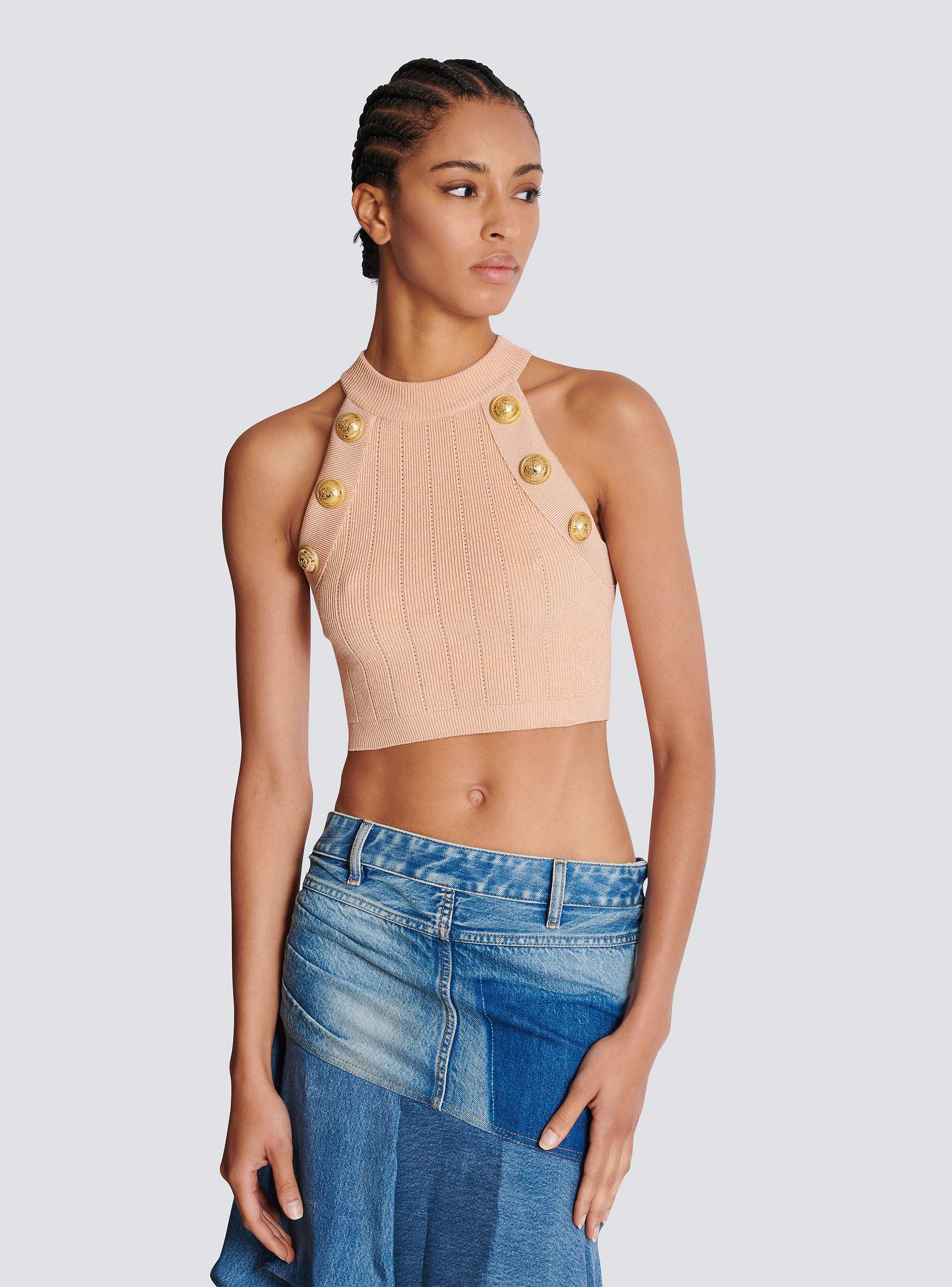 Six-buttons halterneck knit cropped top