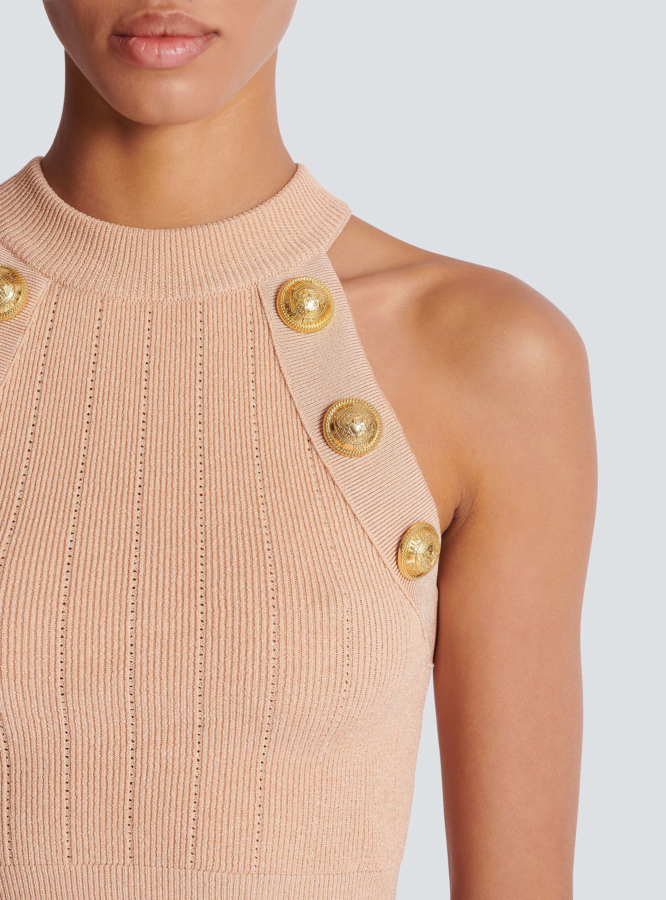 Six-buttons halterneck knit cropped top