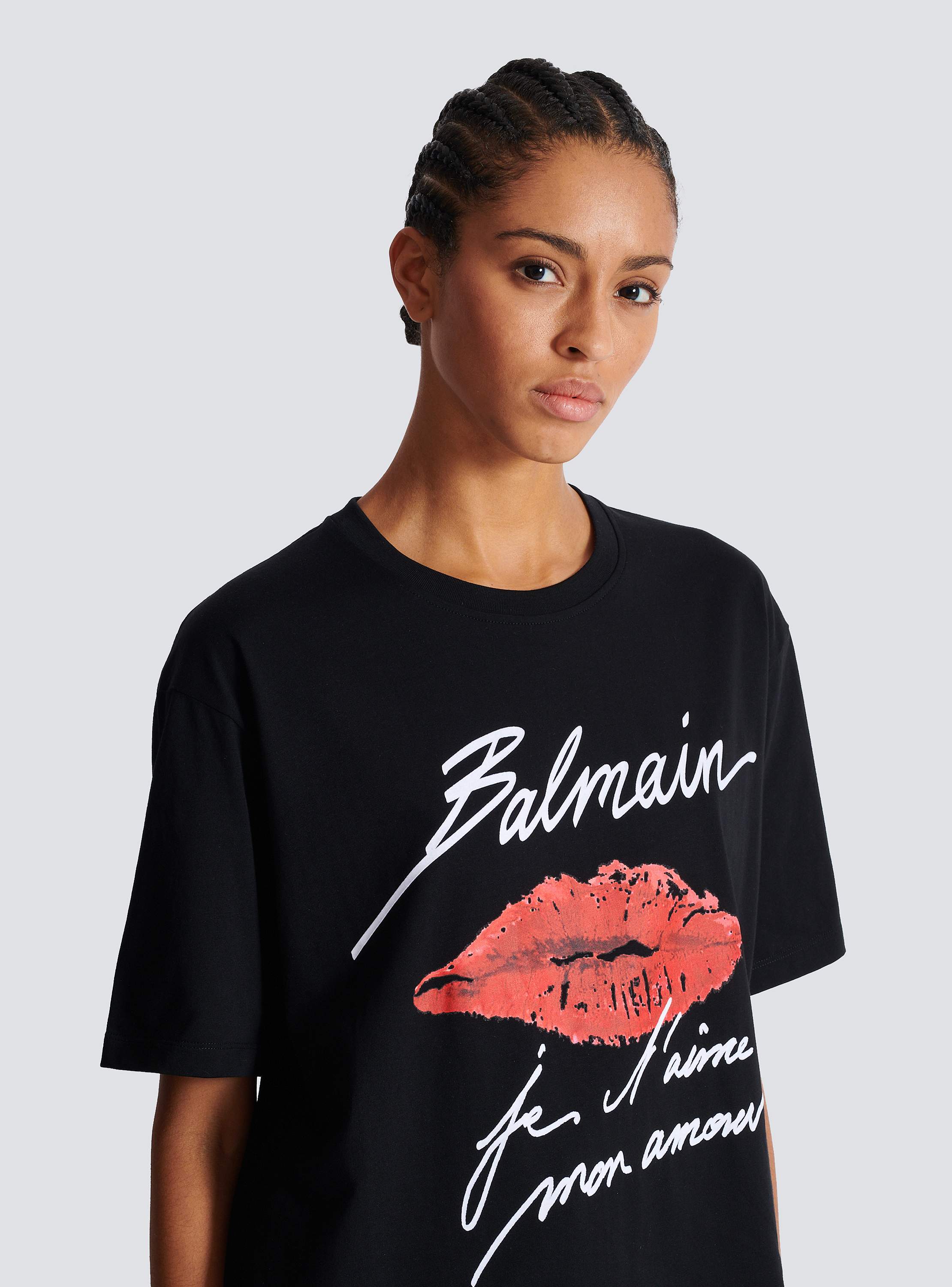 BALMAIN｜SHORT-SLEEVED ROUND NECK T-SHIRTS (CH1EG010BC22 Short-sleeved T-shirt with Kiss print black - Women | BALMAIN