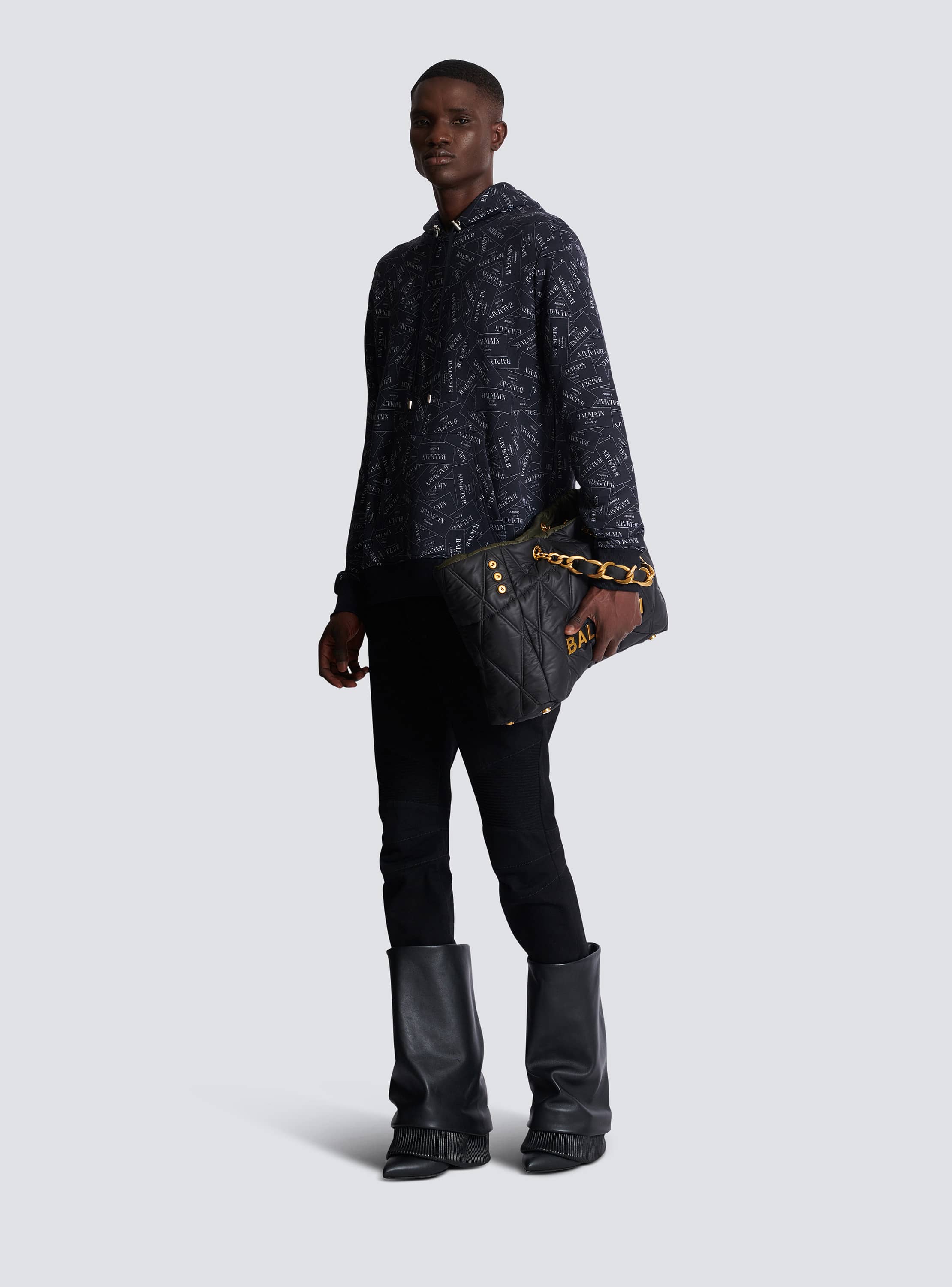 送料関税込【BALMAIN】All-Over Logo Label プリントパーカー Hoodie with all-over Balmain label print - Men | BALMAIN