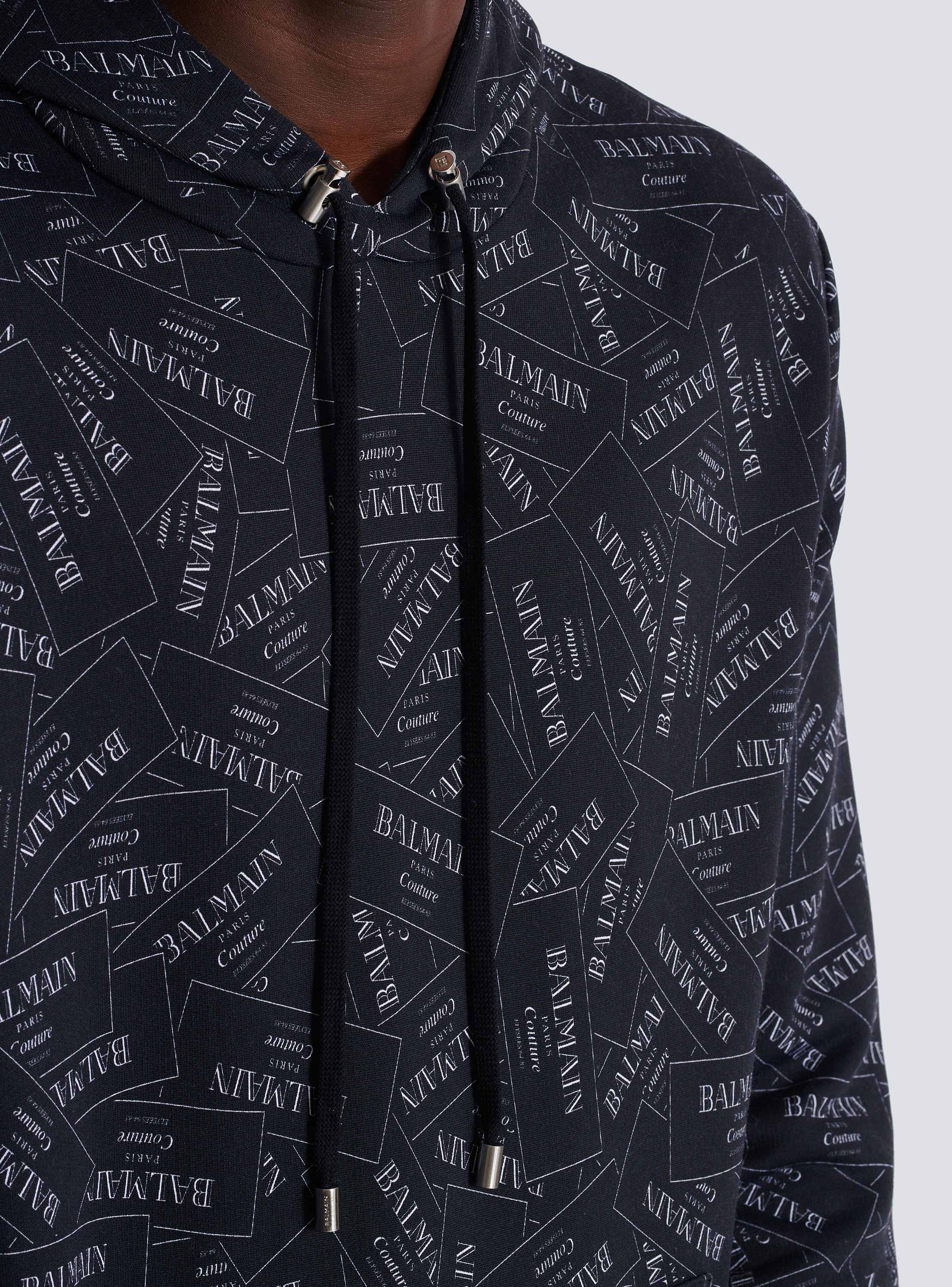送料関税込【BALMAIN】All-Over Logo Label プリントパーカー Hoodie with all-over Balmain label print - Men | BALMAIN