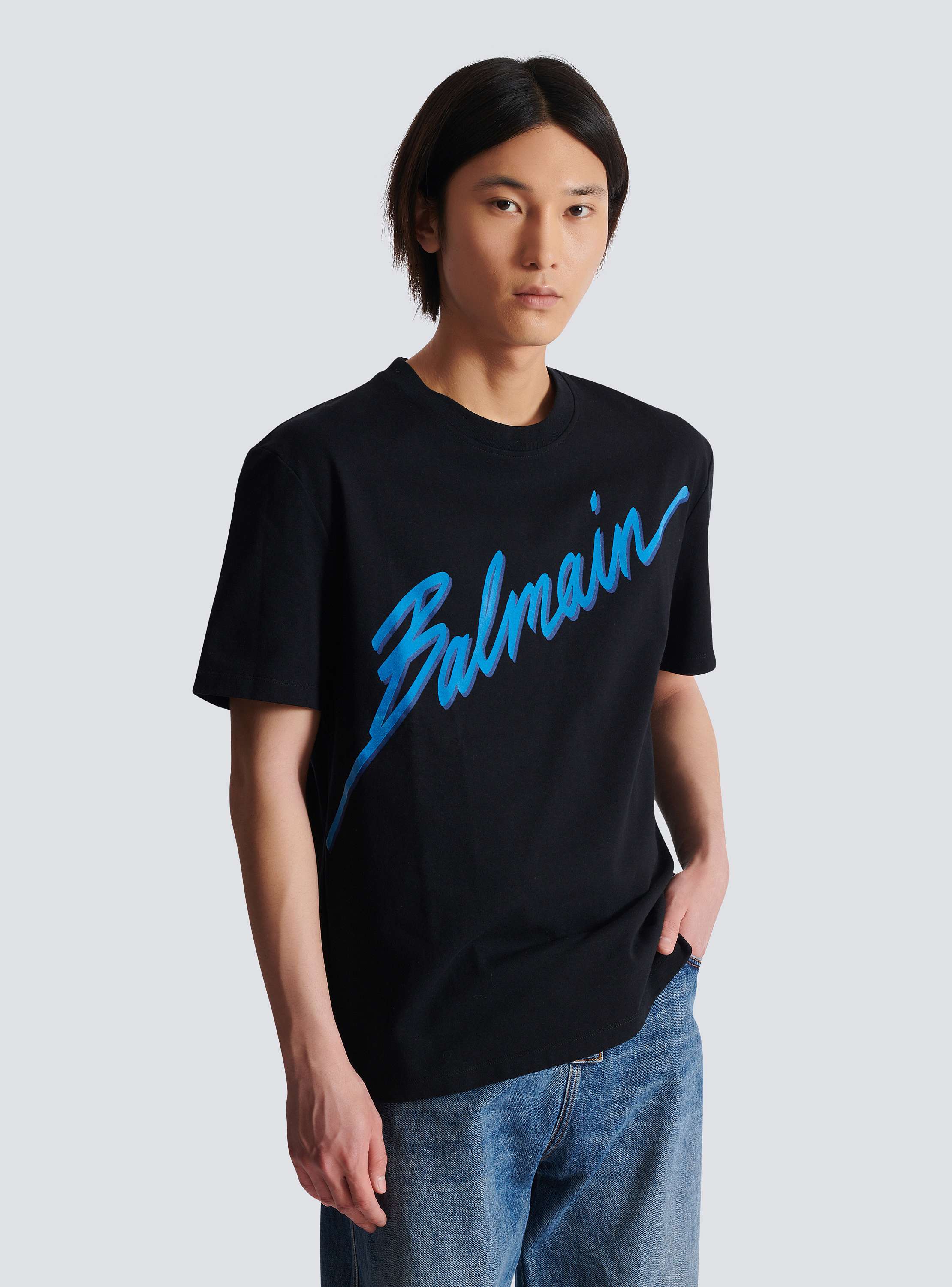 送料関税込【BALMAIN】プリントコットンジャージーTシャツ Balmain logo-print Cotton T-shirt | White | FARFETCH