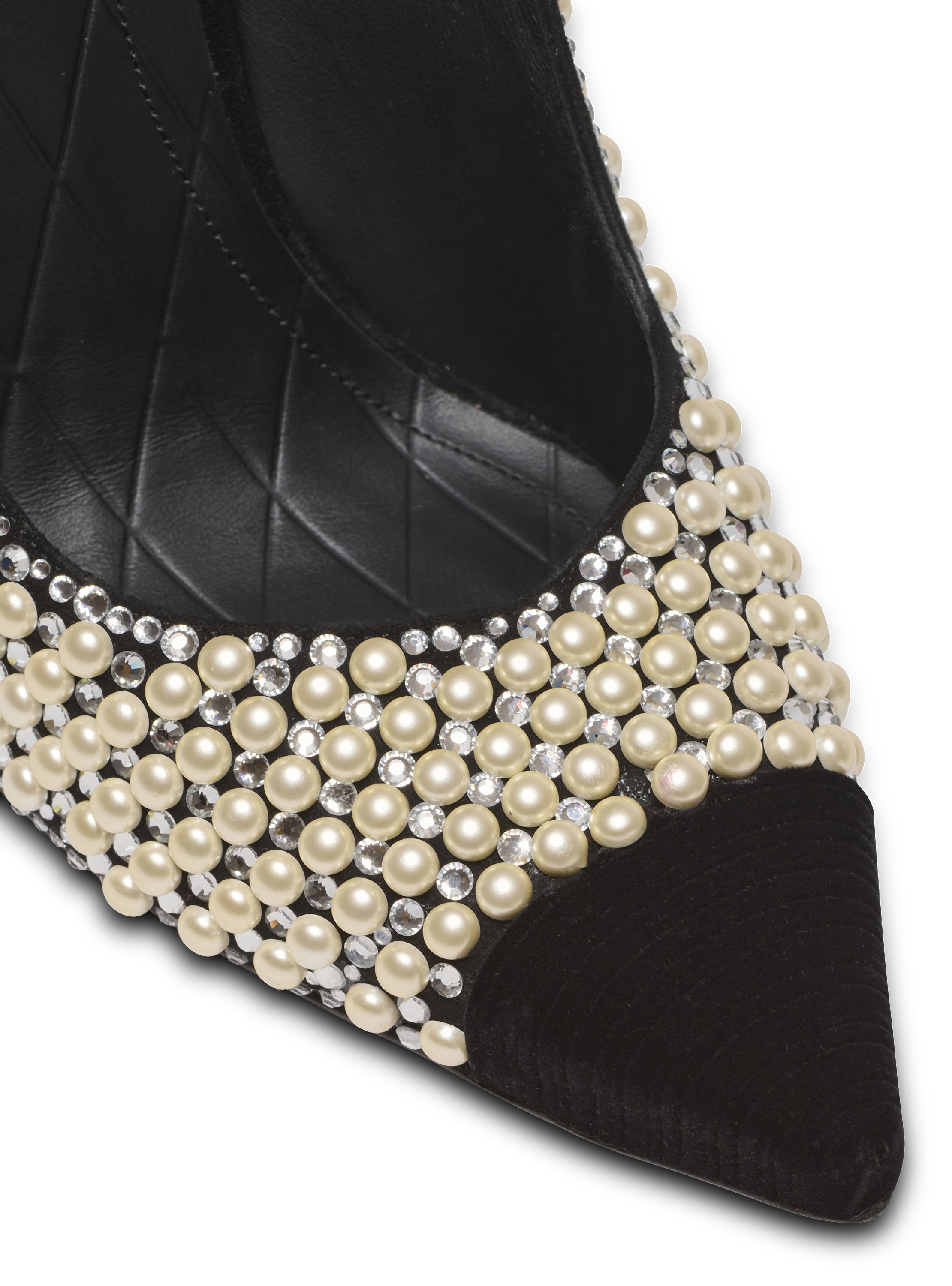 Pump lipstick-pearls on suede leather & brass