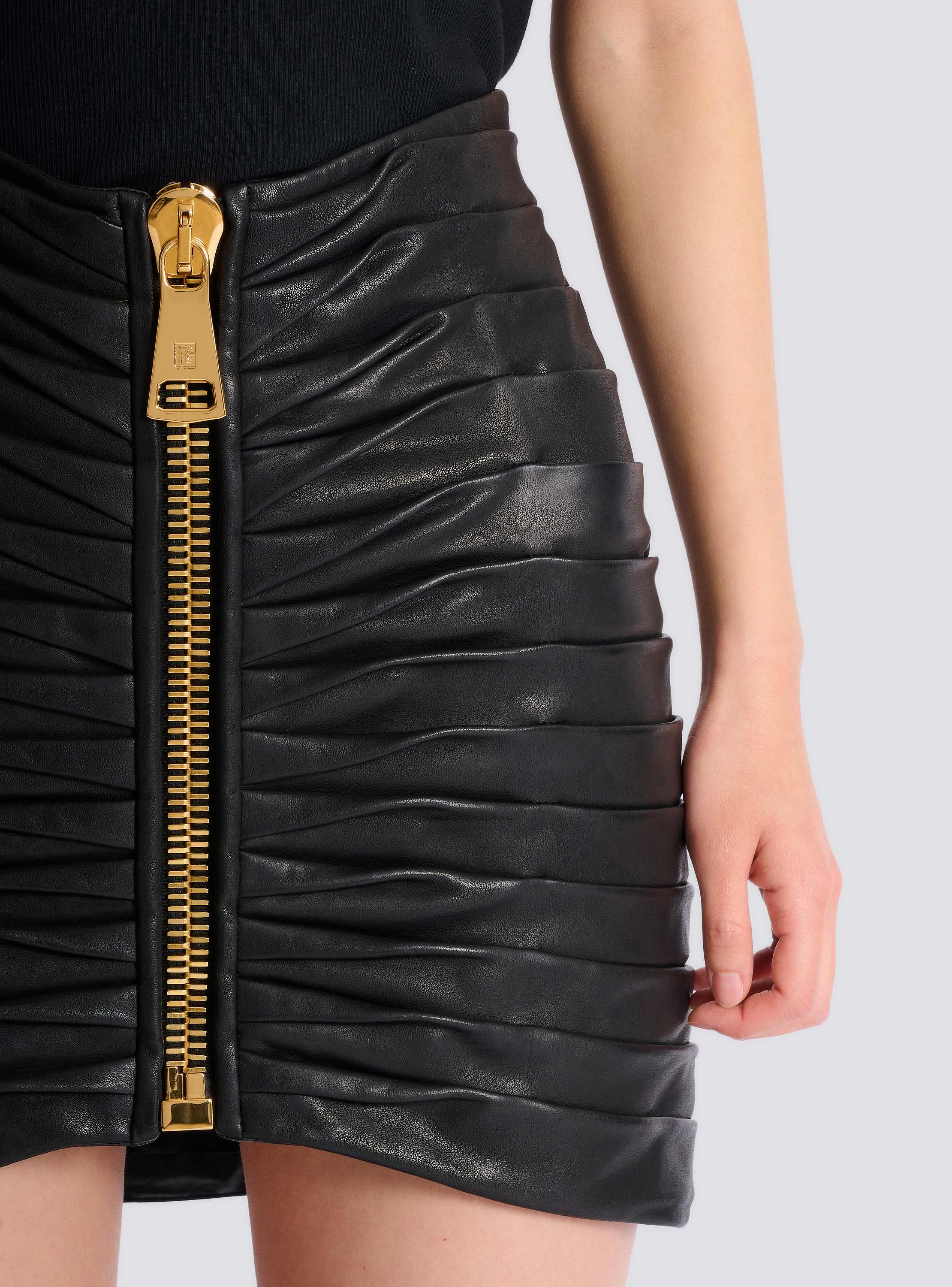 Short pleated lambskin skirt
