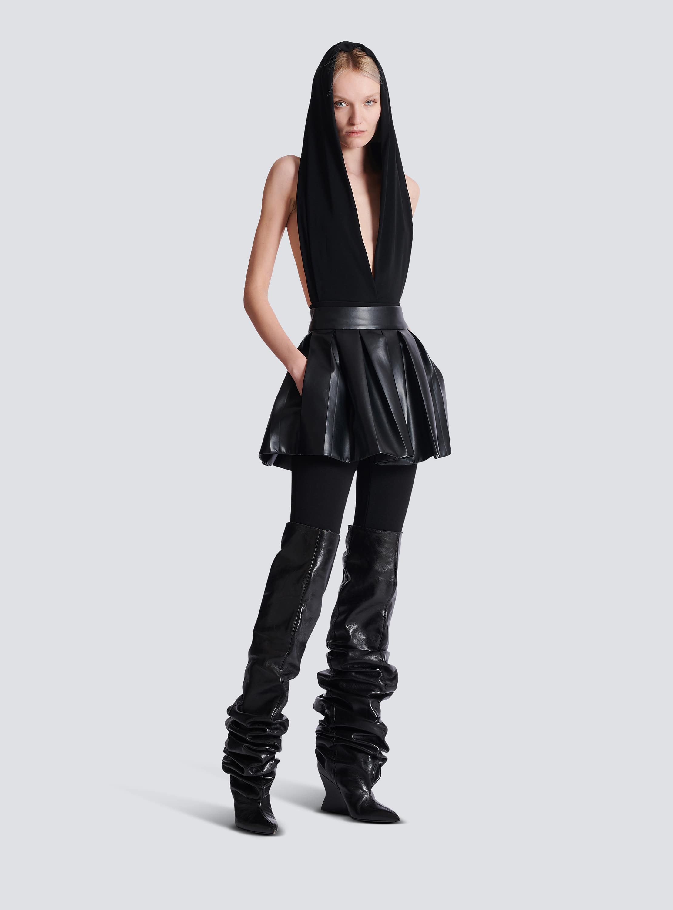 Short pleated faux leather skirt