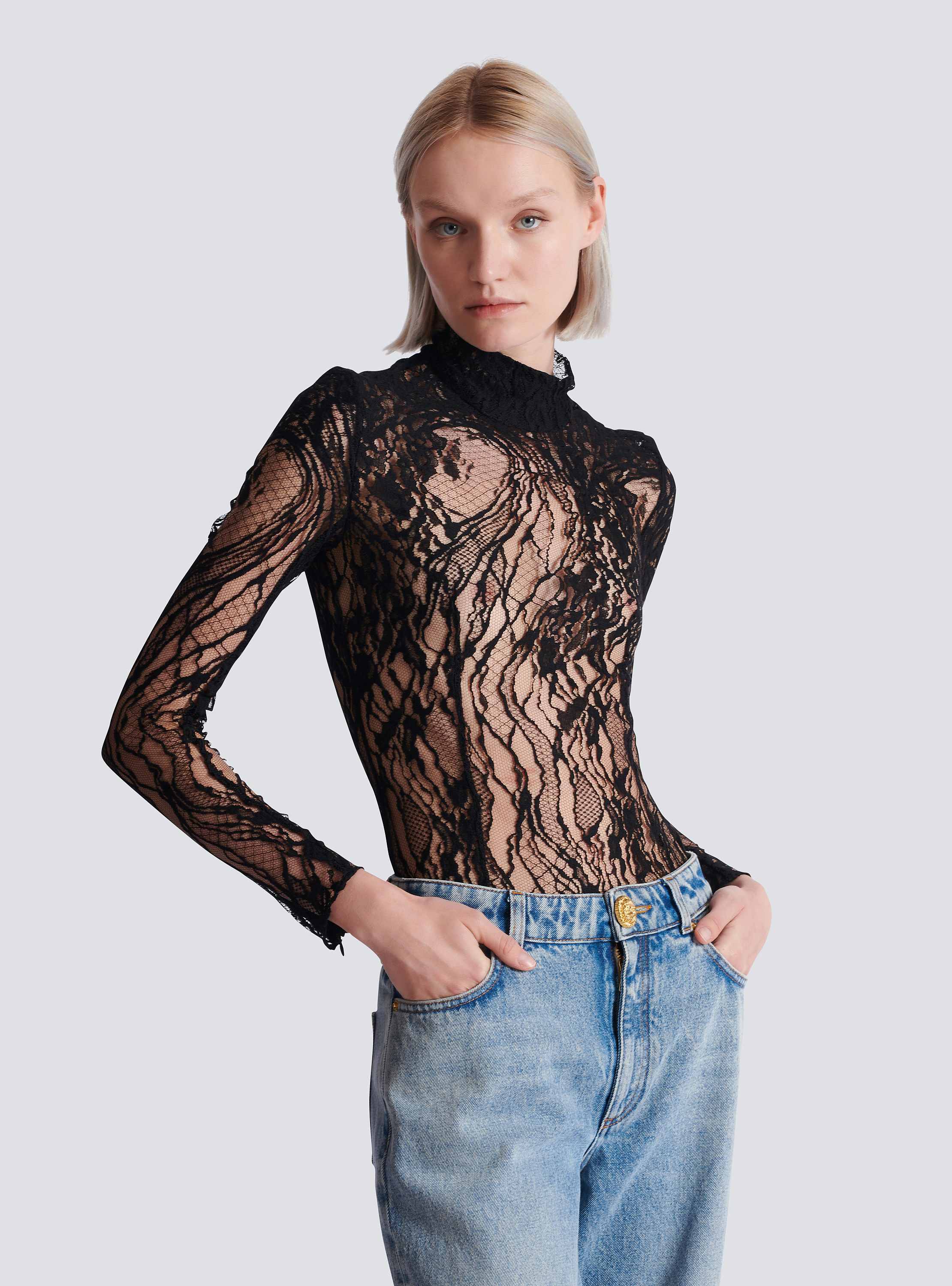 Long-sleeved lace body