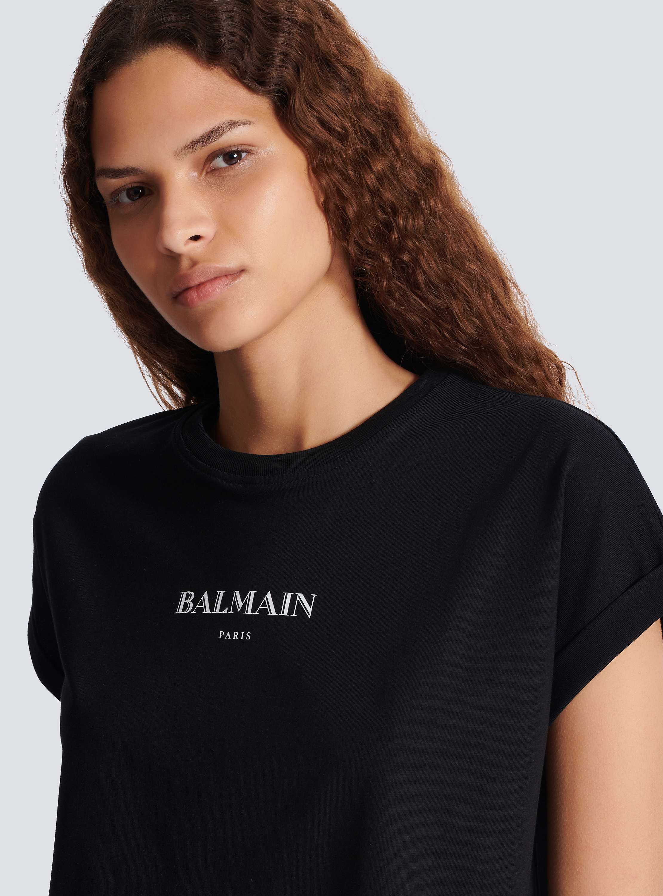 【送料&関税込】Balmain Logo Print Cropped T-shirt Balmain Logo-Print Crop T-Shirt | Neiman Marcus
