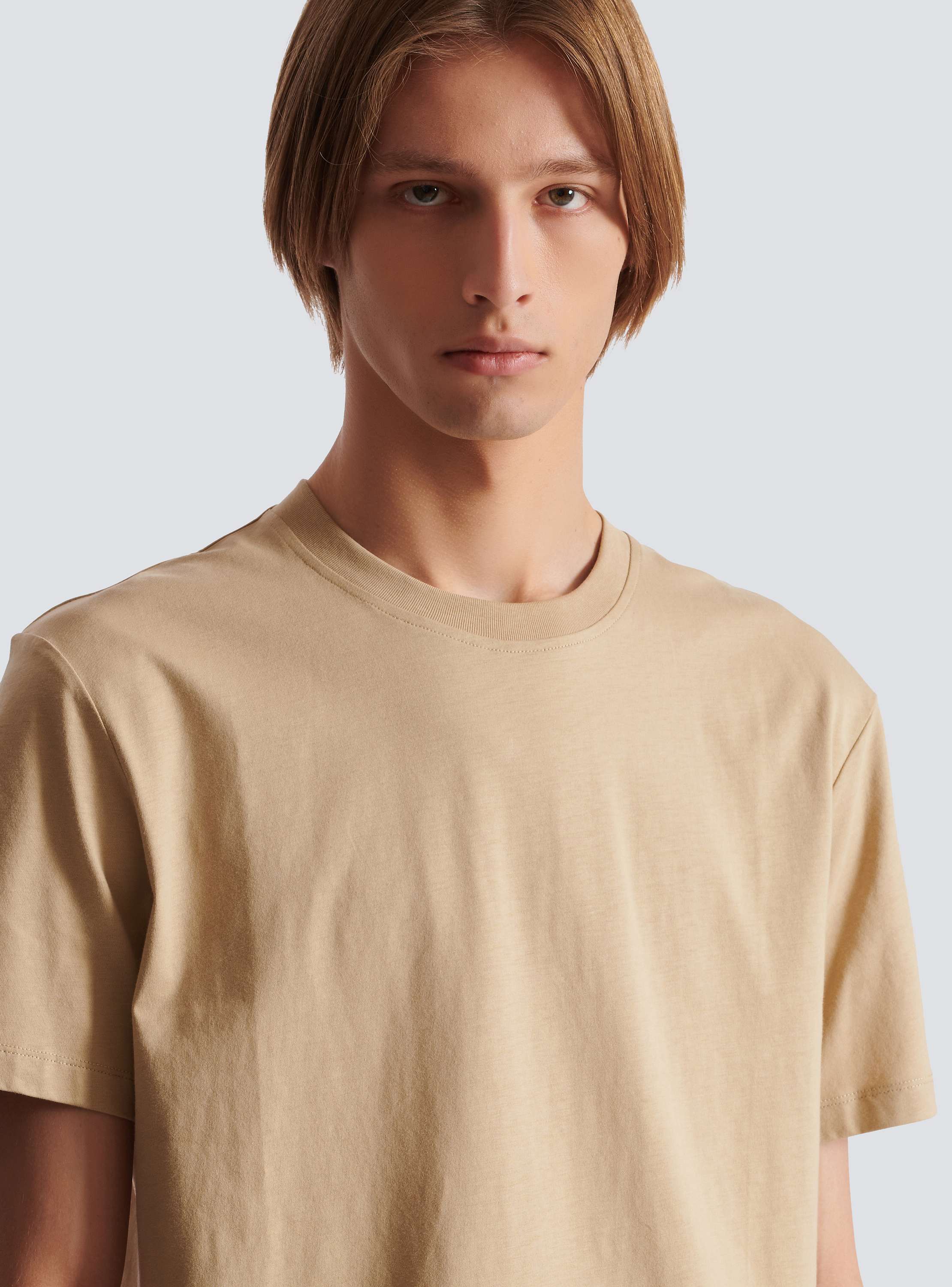 Tシャツ・カットソー BALMAIN SMALL BALMAIN STAMP T-SHIRT - REG FIT Small Balmain Stamp printed T-shirt beige - Men | BALMAIN