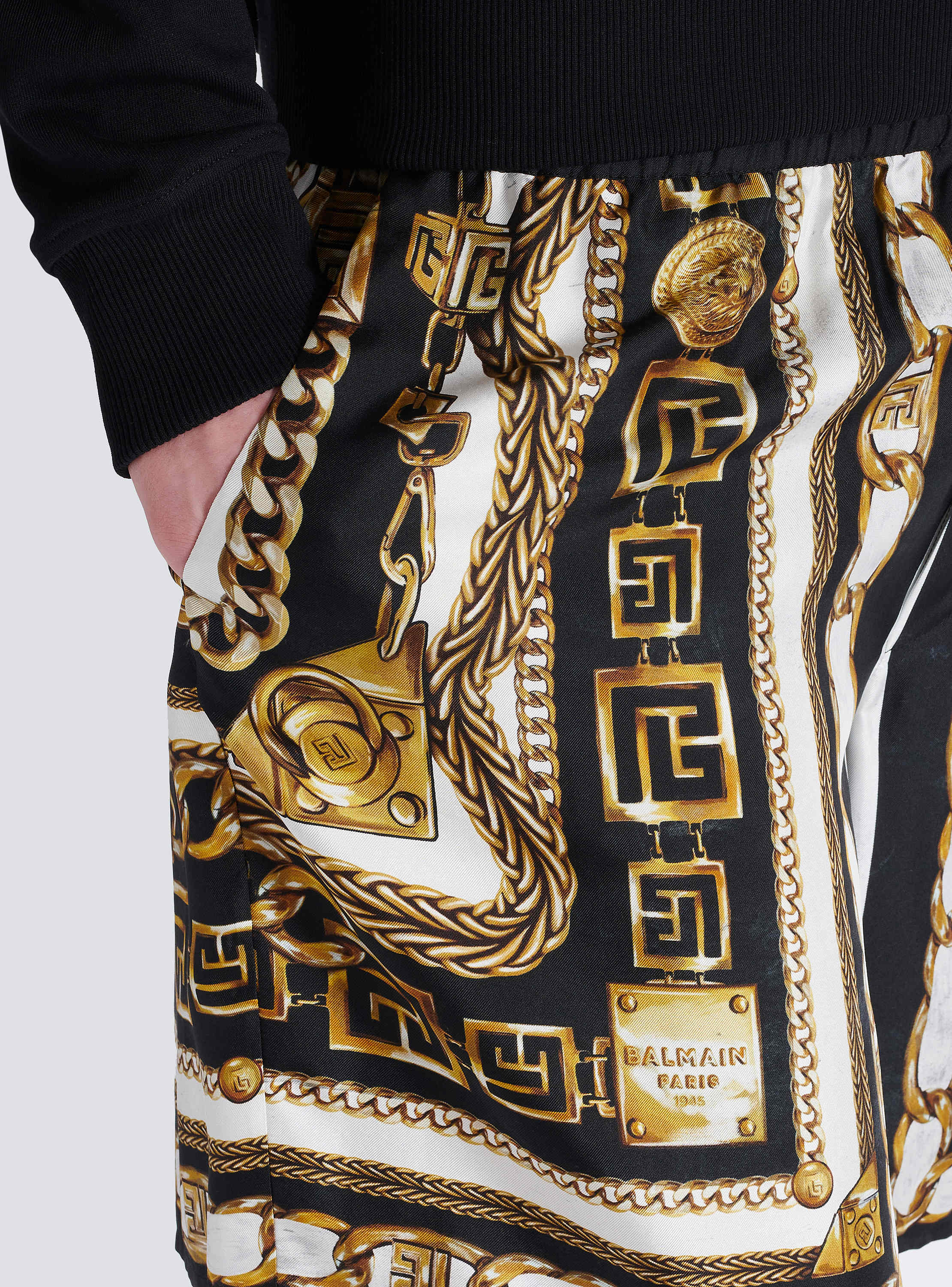 Slinky printed shorts with Foulard Cha&icirc;nes pattern