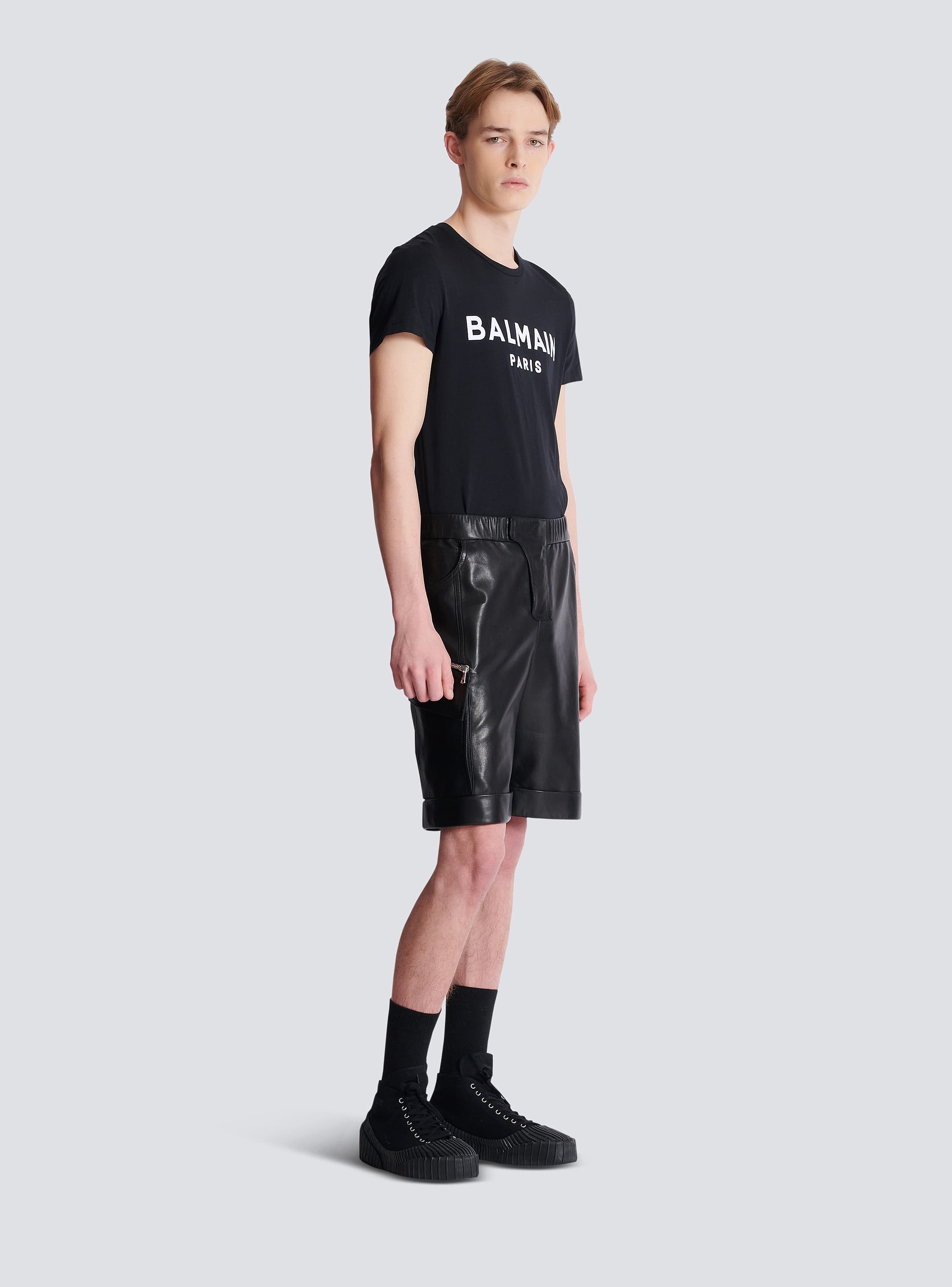 ショートパンツ BALMAIN Woman Short Black AF1MA095DD10 0PC V-neck buttoned crepe short dress black black - Women | BALMAIN