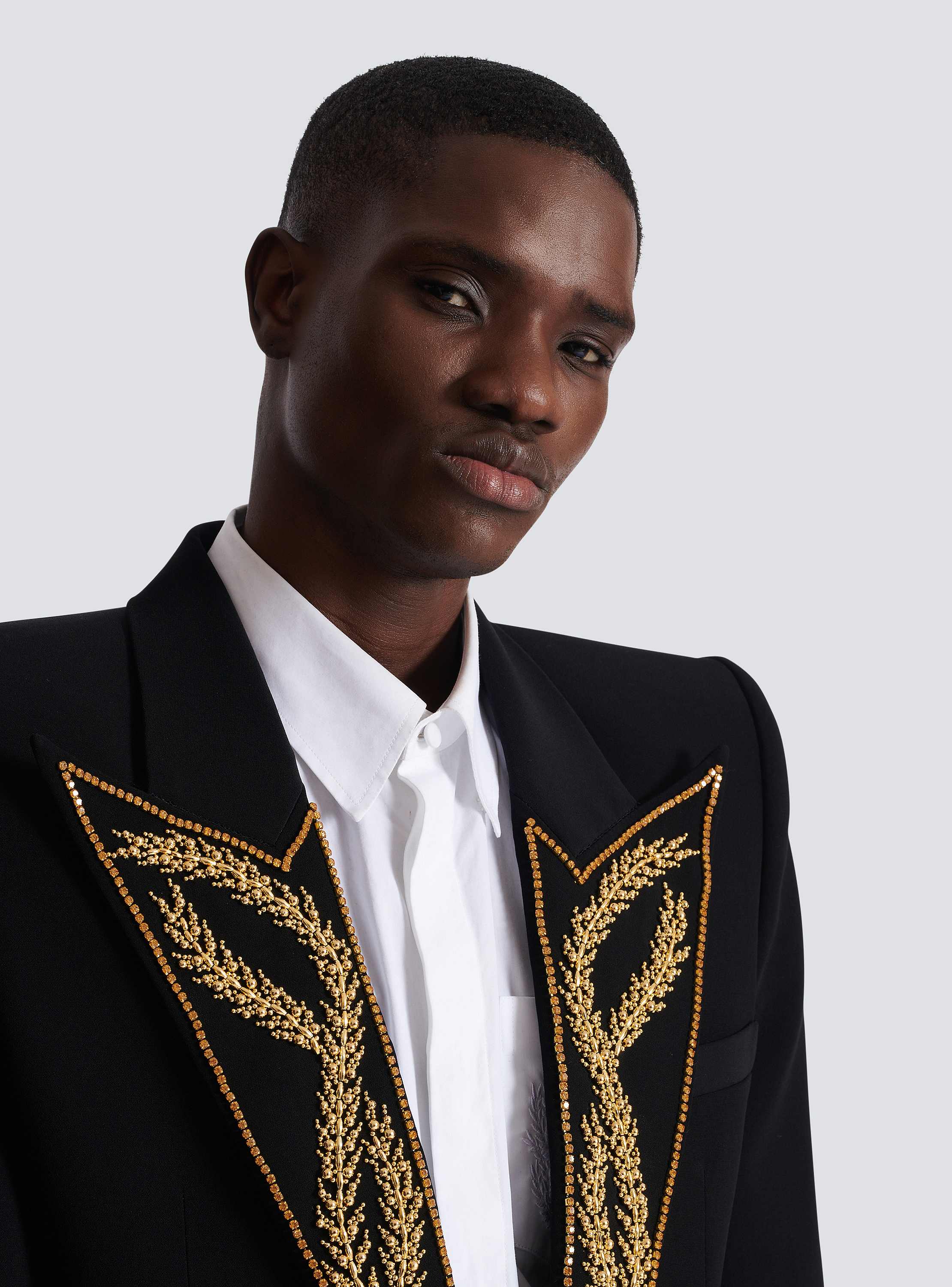 1-button jacket with embroidered collar