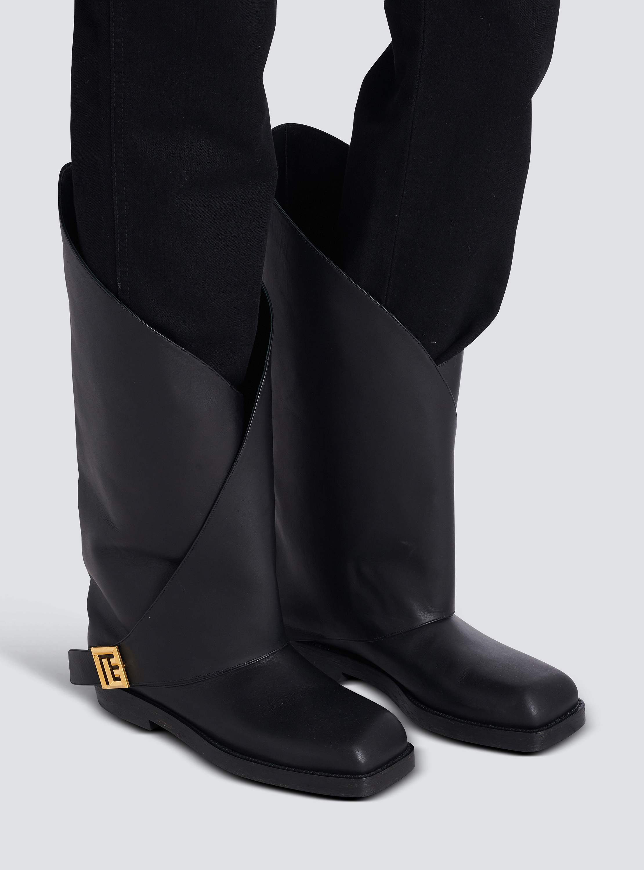 Twist flat leather boots