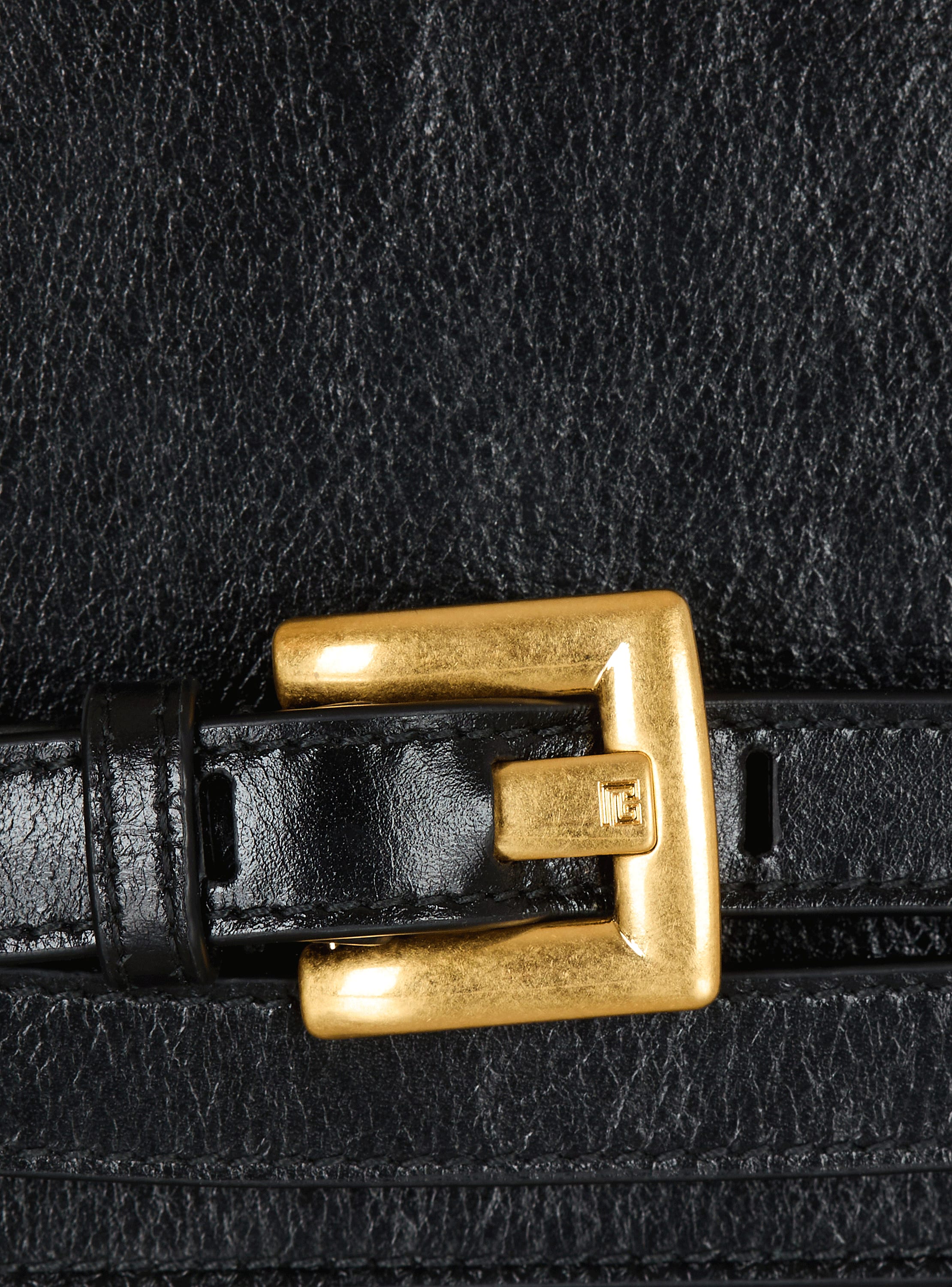 Crinkled leather wallet with Shuffle chain