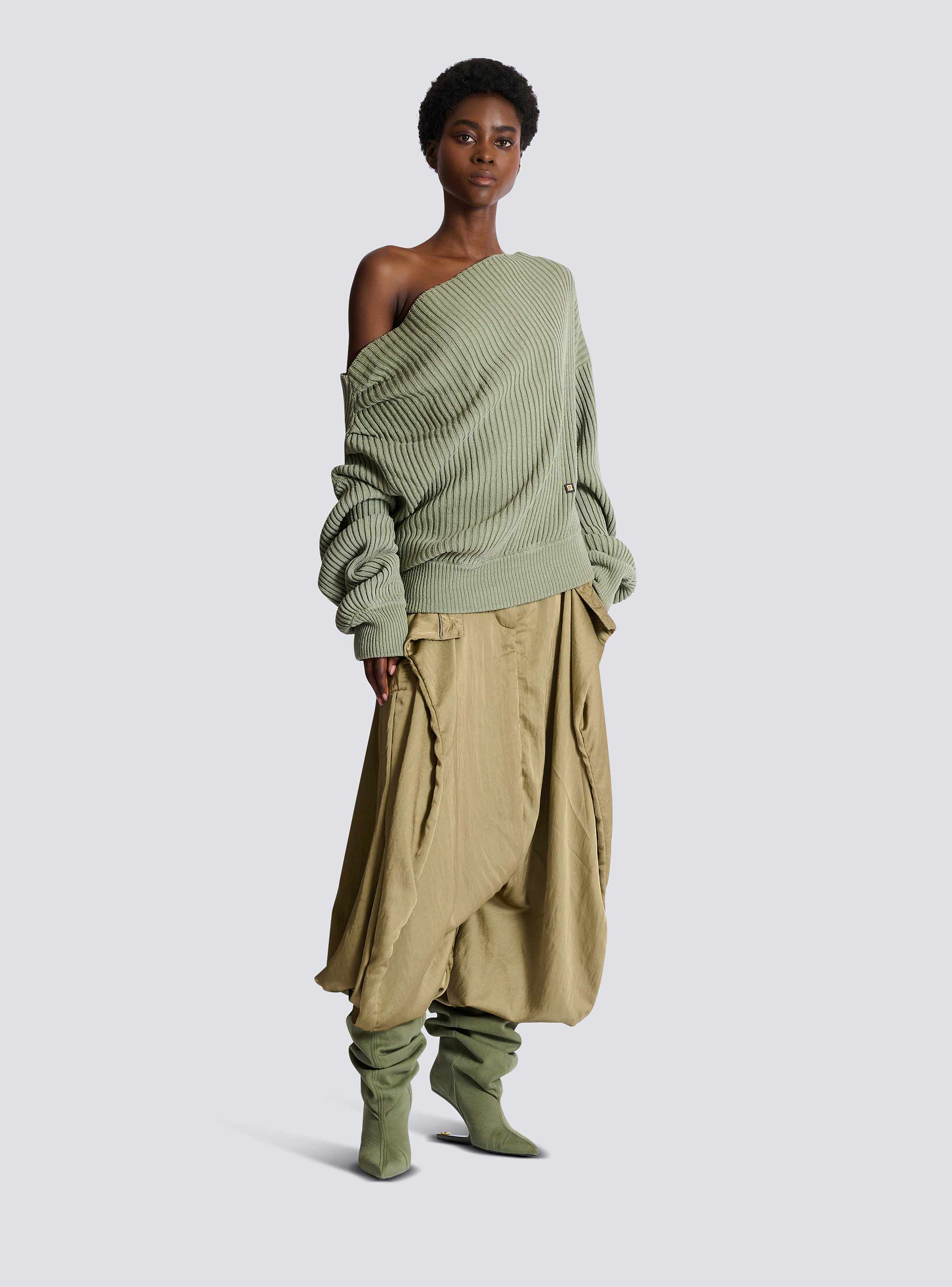 Pull drap&eacute; asym&eacute;trique en maille de soie c&ocirc;tel&eacute;e