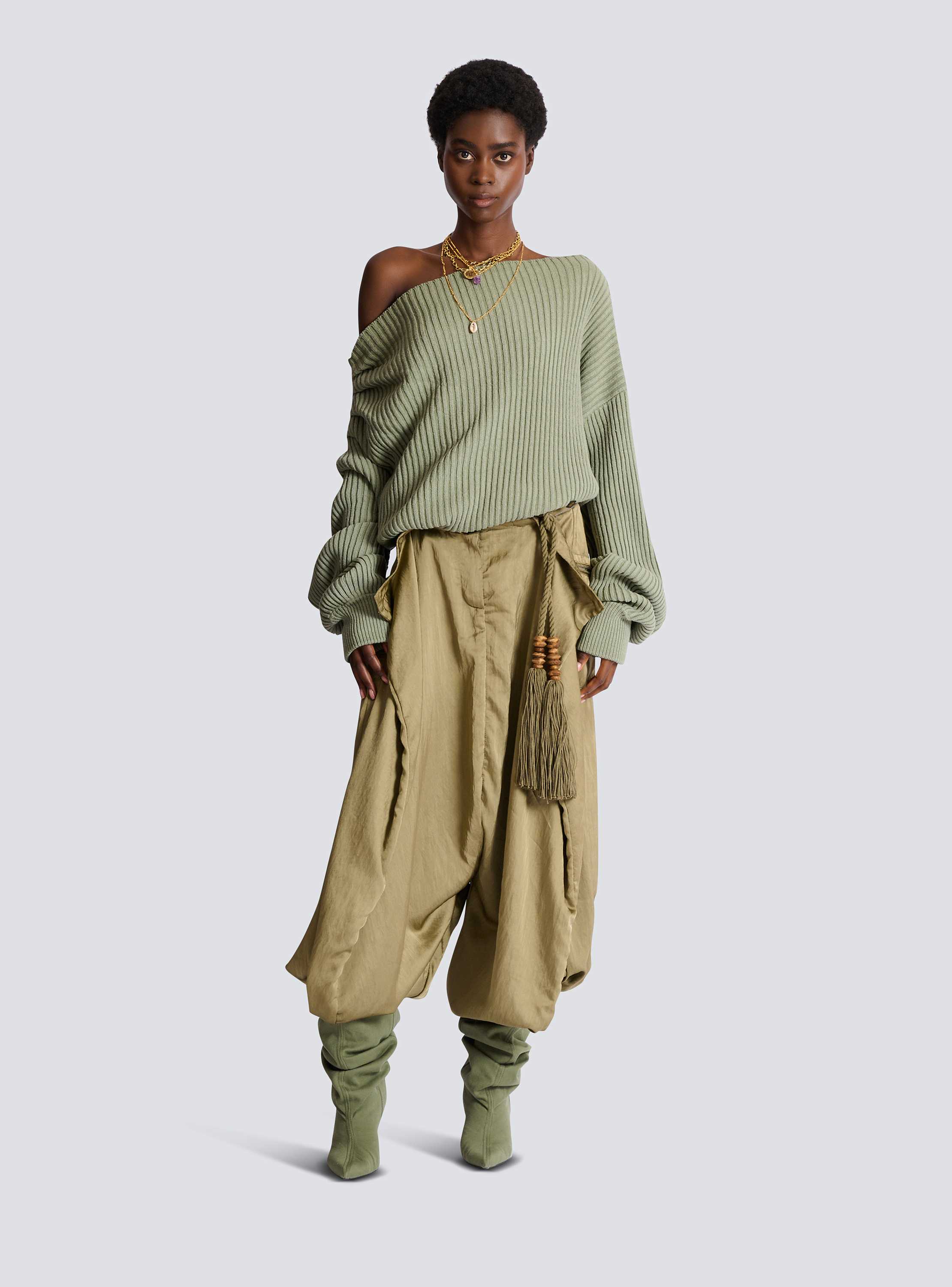 Pull drap&eacute; asym&eacute;trique en maille de soie c&ocirc;tel&eacute;e