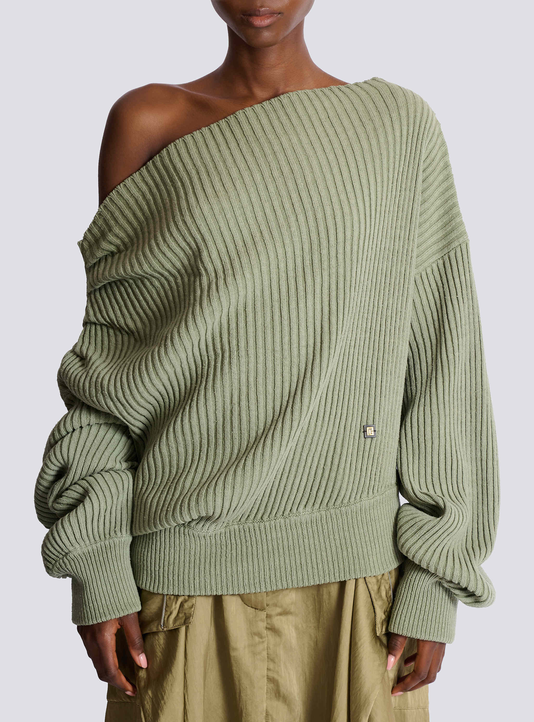 Pull drap&eacute; asym&eacute;trique en maille de soie c&ocirc;tel&eacute;e