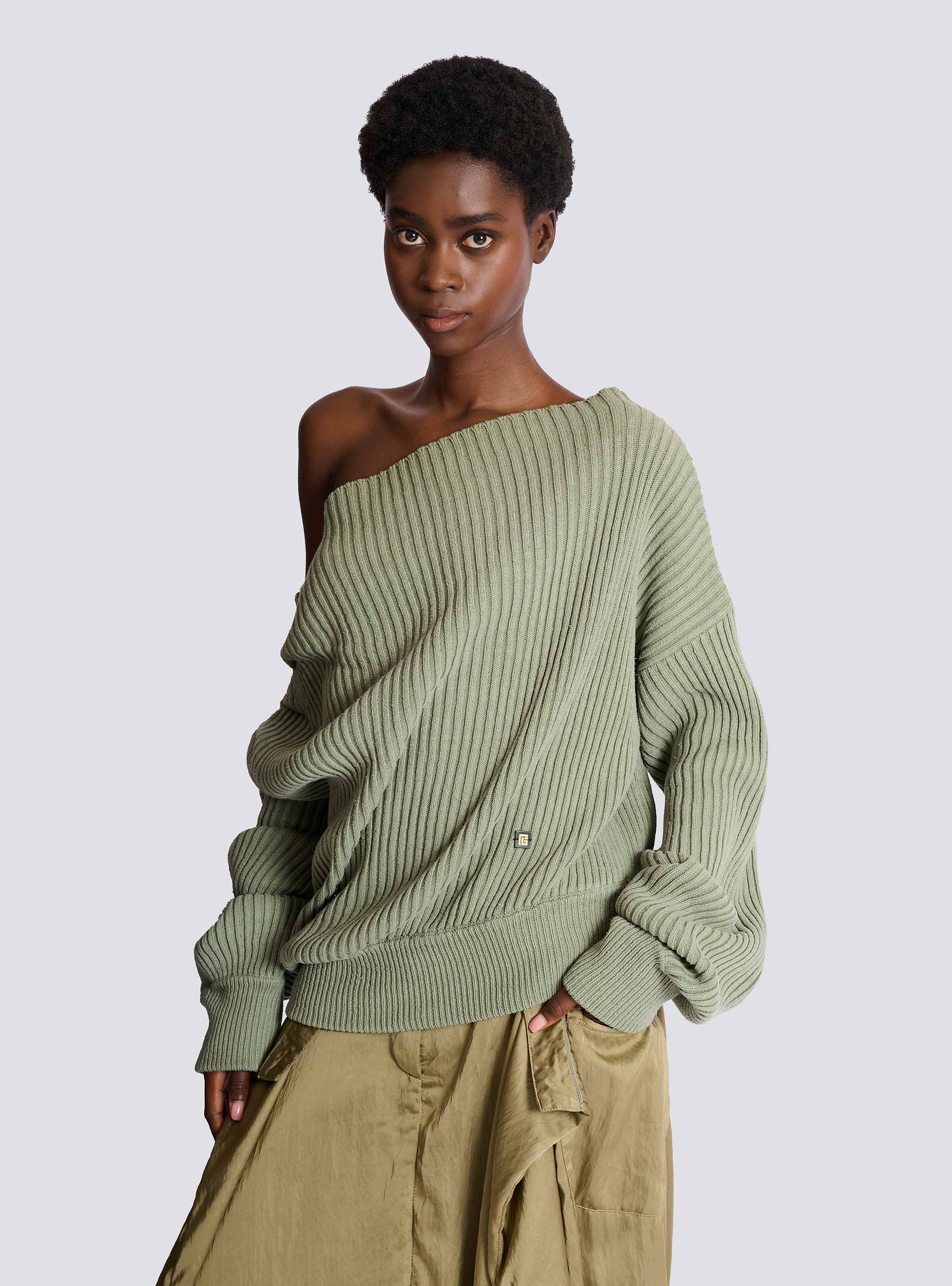 Pull drap&eacute; asym&eacute;trique en maille de soie c&ocirc;tel&eacute;e