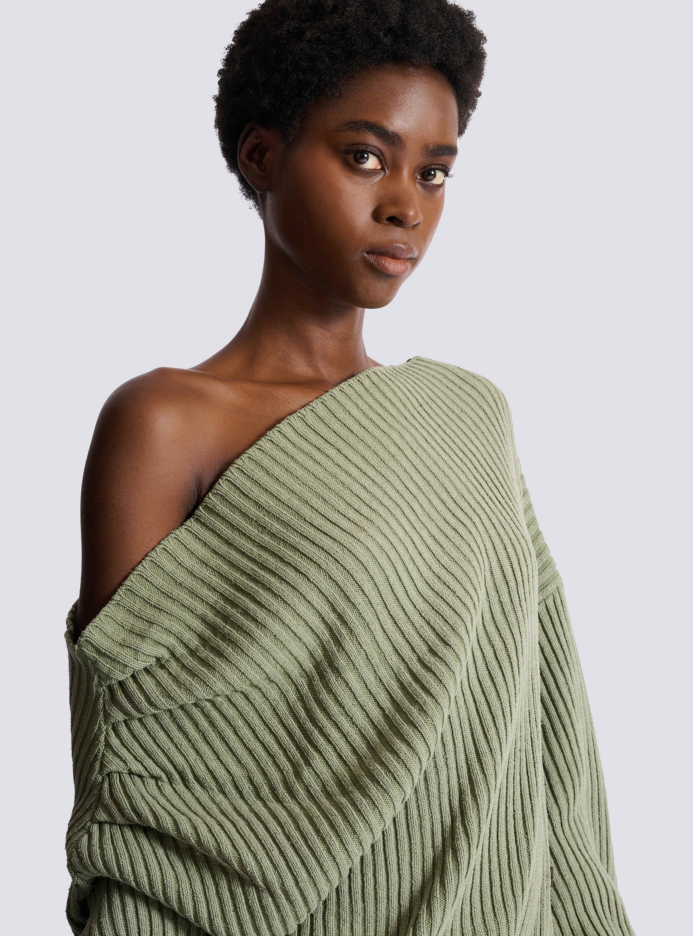 Pull drap&eacute; asym&eacute;trique en maille de soie c&ocirc;tel&eacute;e
