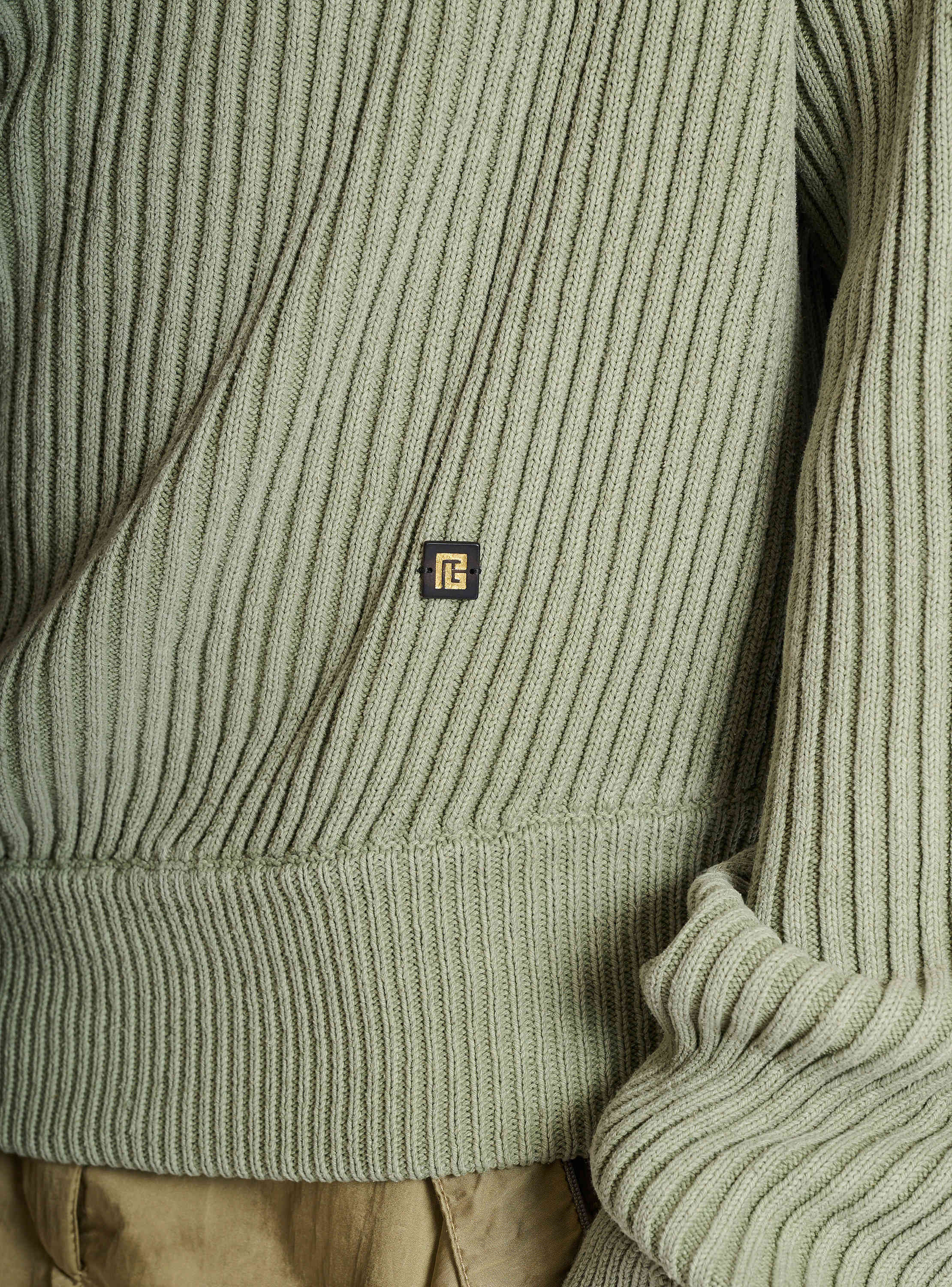 Pull drap&eacute; asym&eacute;trique en maille de soie c&ocirc;tel&eacute;e