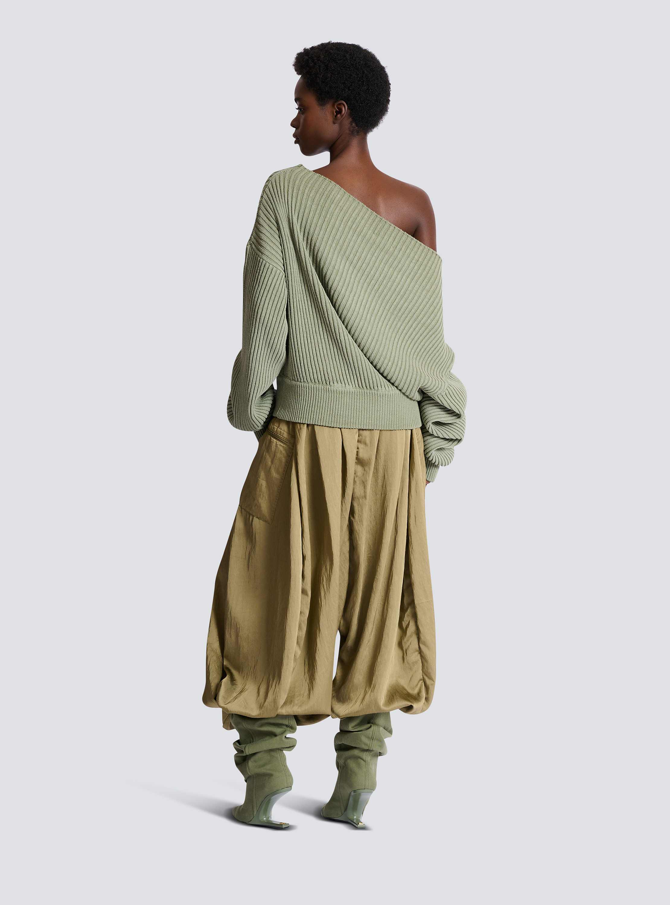 Pull drap&eacute; asym&eacute;trique en maille de soie c&ocirc;tel&eacute;e