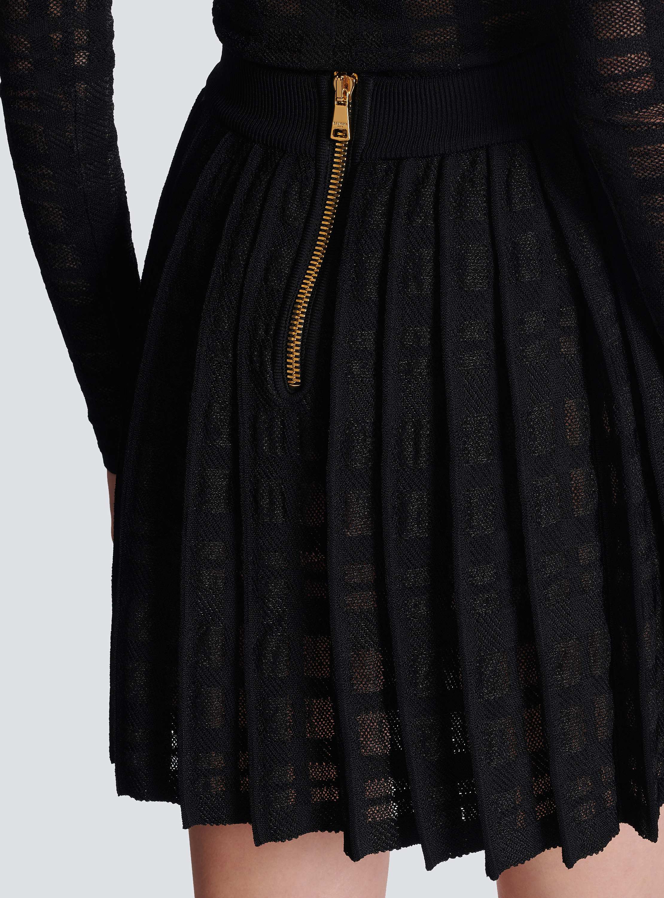 Short pleated skirt in plaid knit