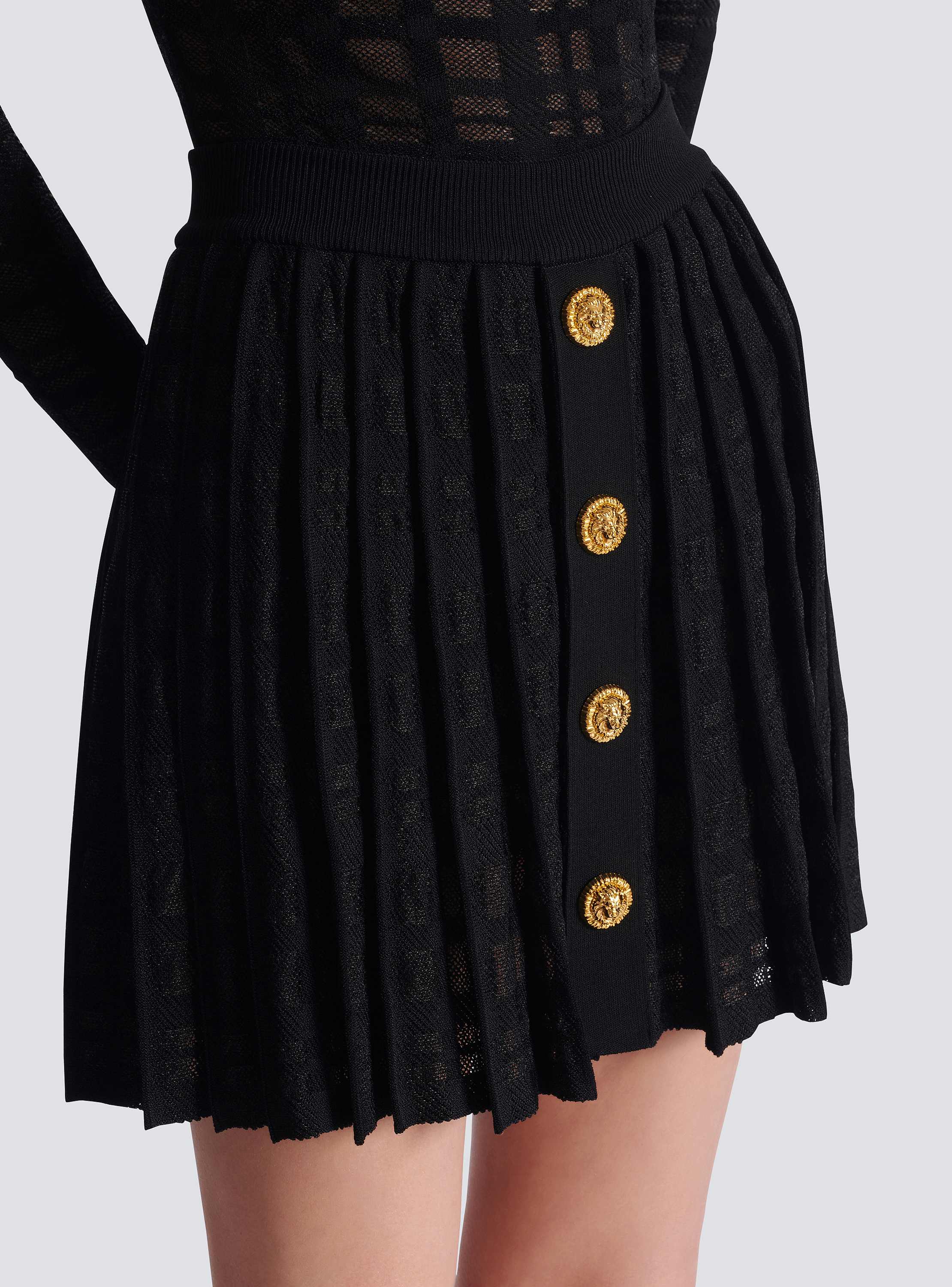 Short pleated skirt in plaid knit