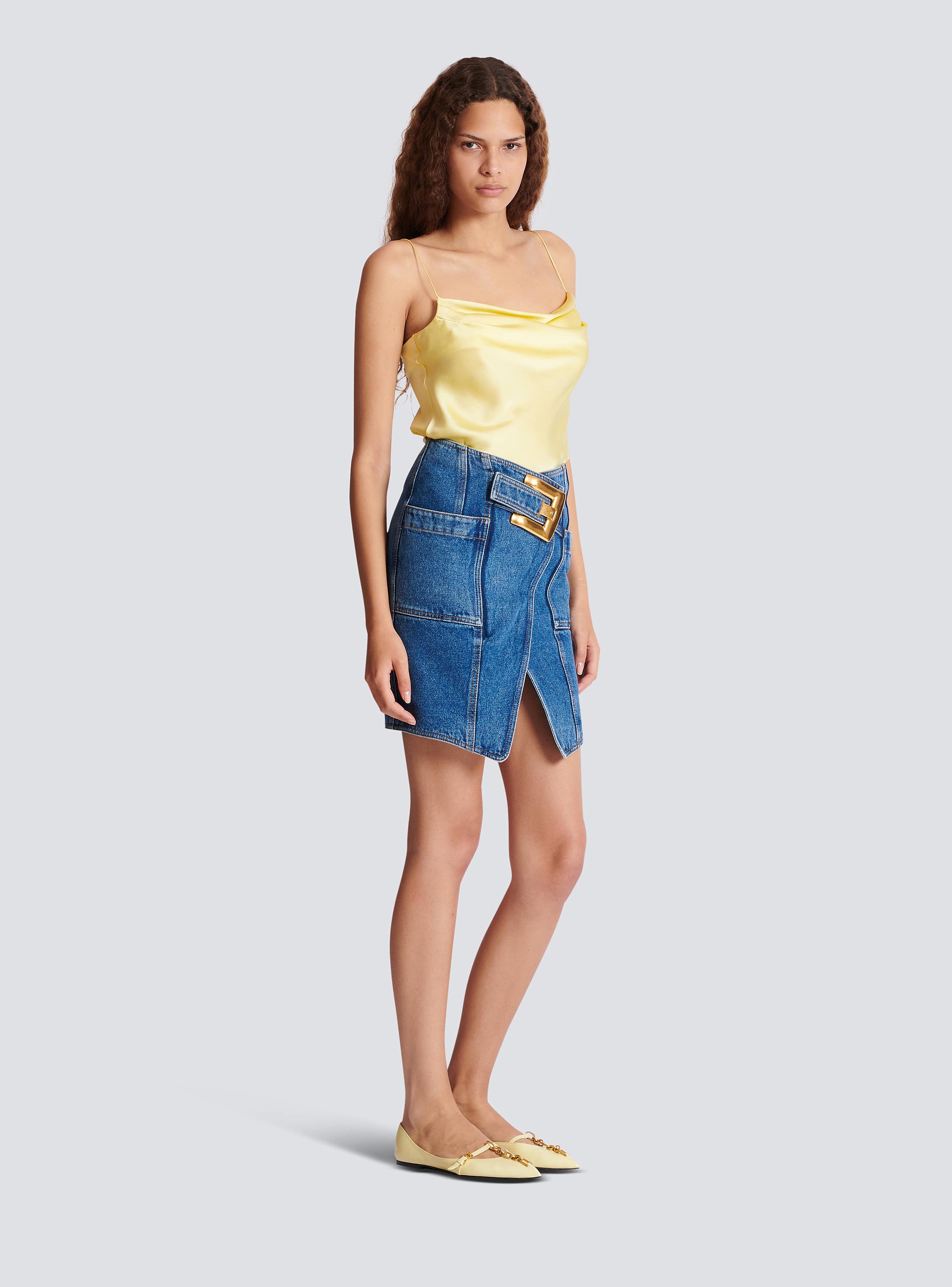 Short denim skirt with belt