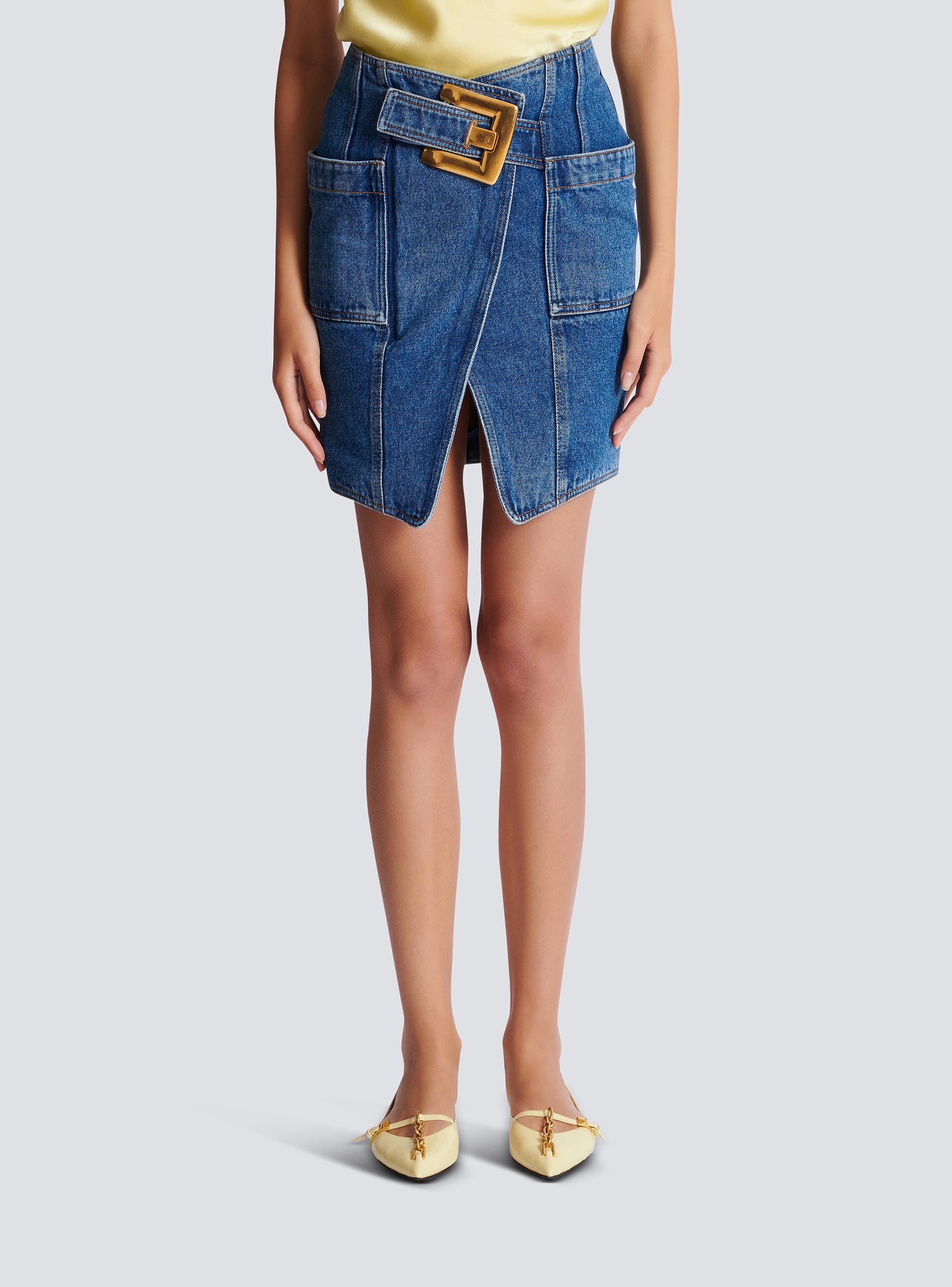 Short denim skirt with belt