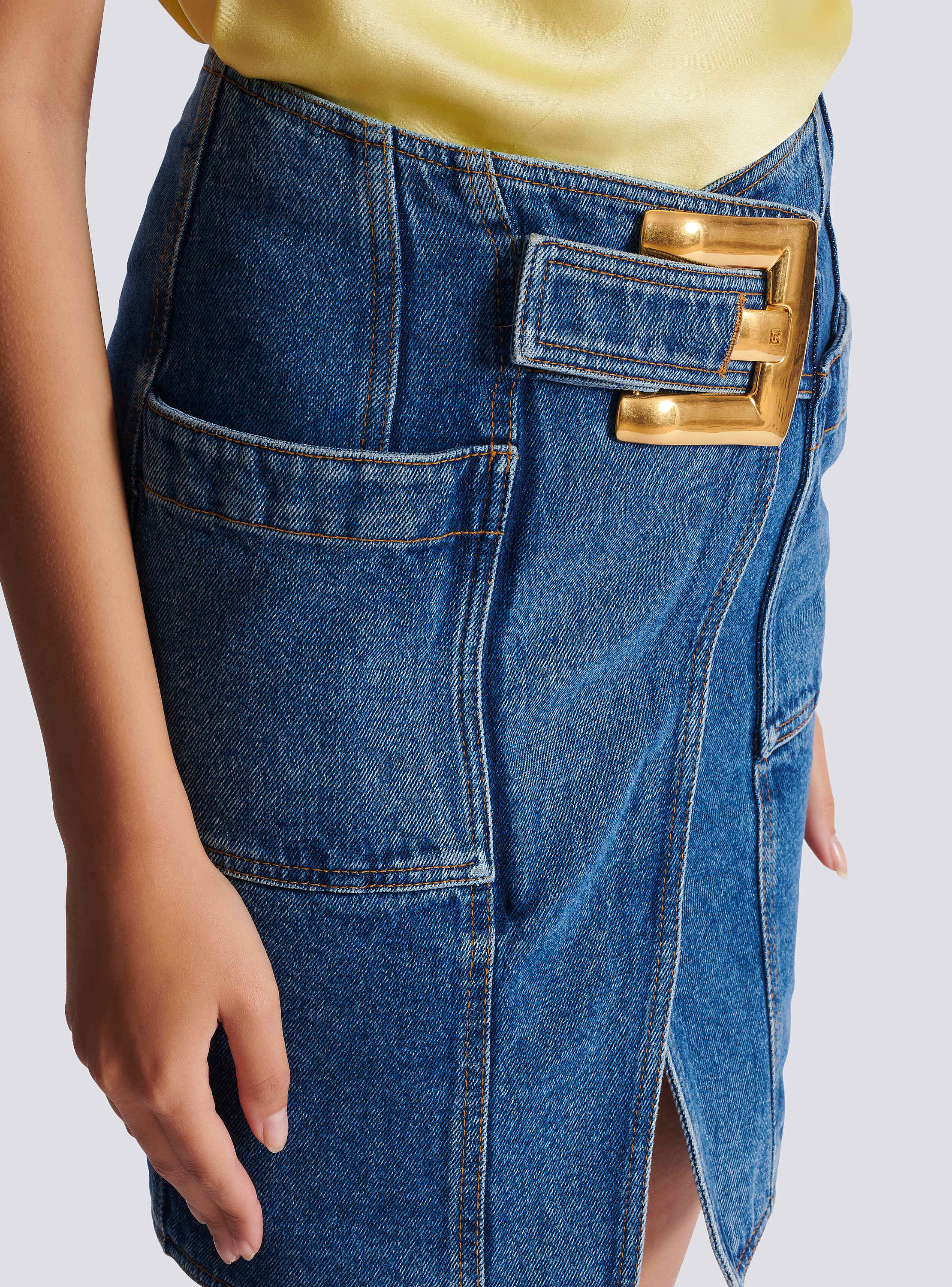Short denim skirt with belt