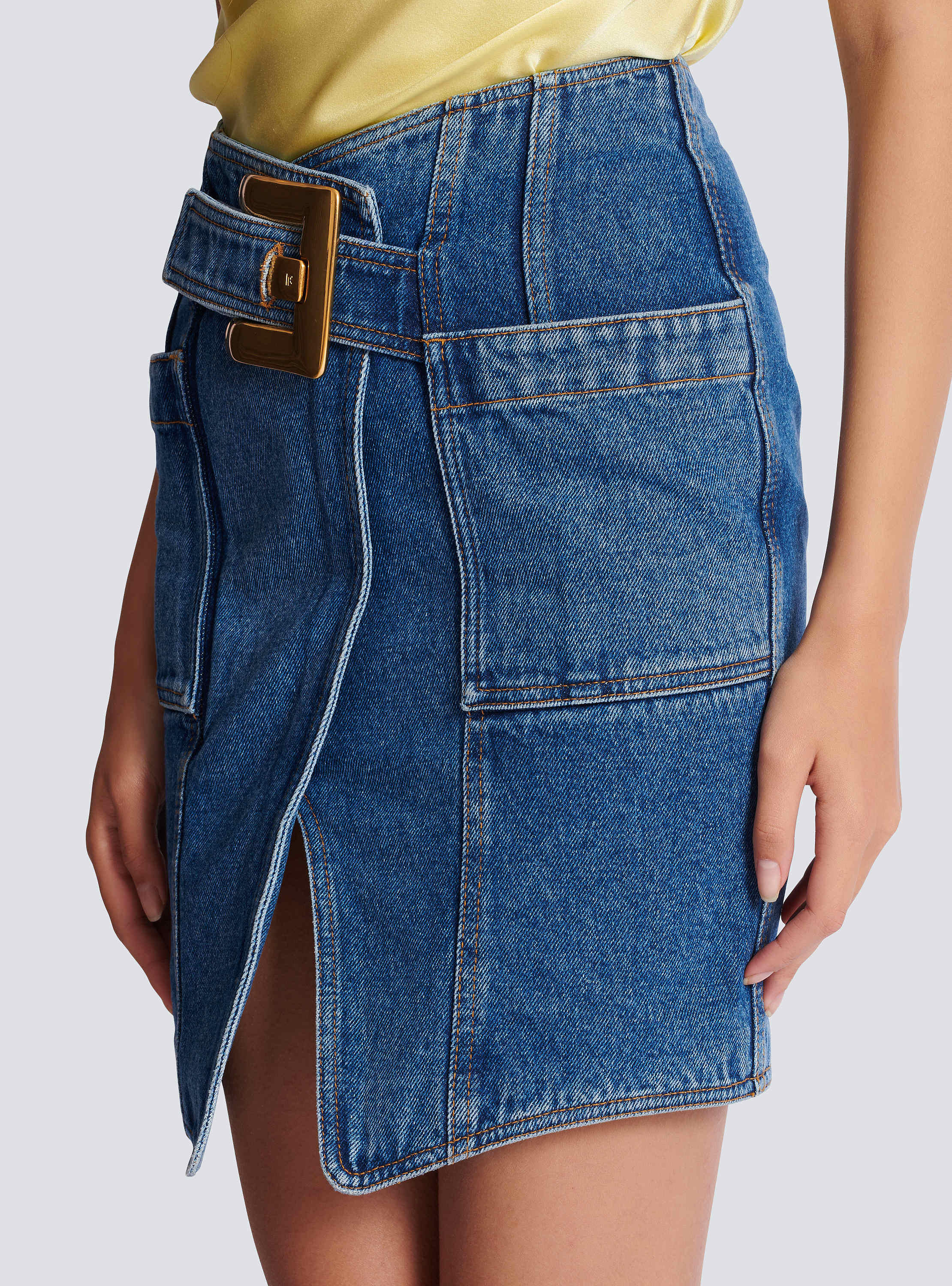 Short denim skirt with belt