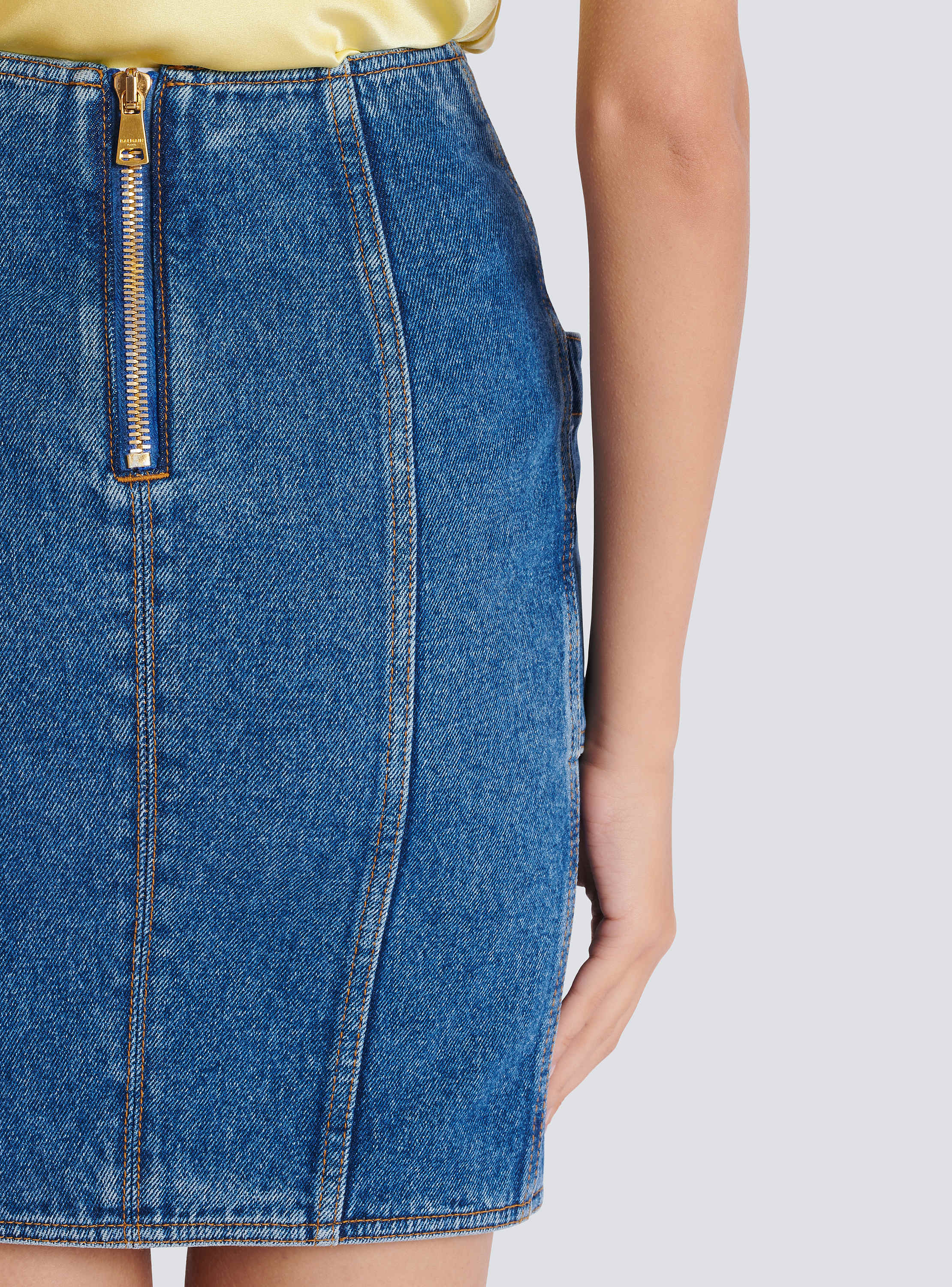 Short denim skirt with belt