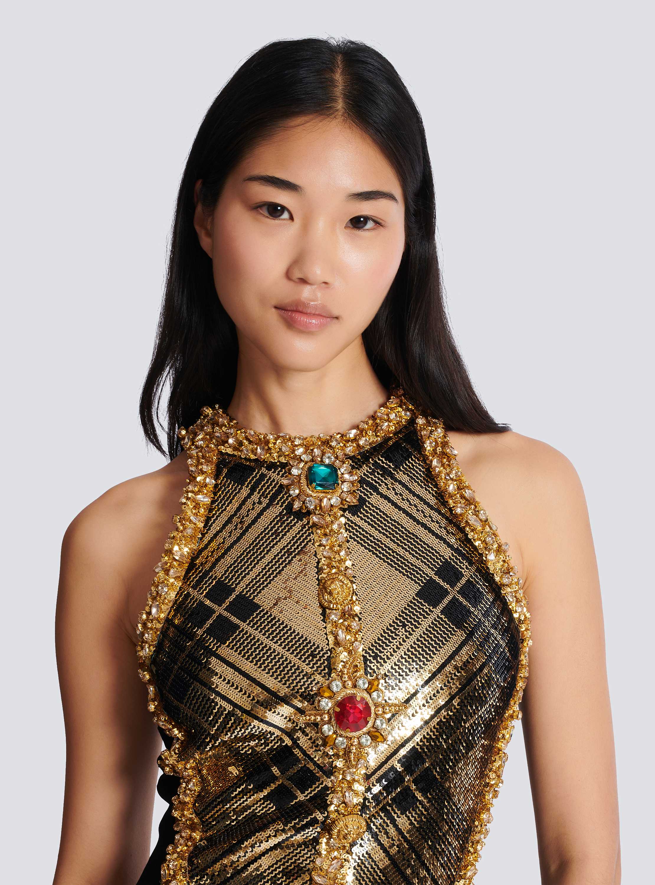 Short sleeveless dress with plaid embroidery